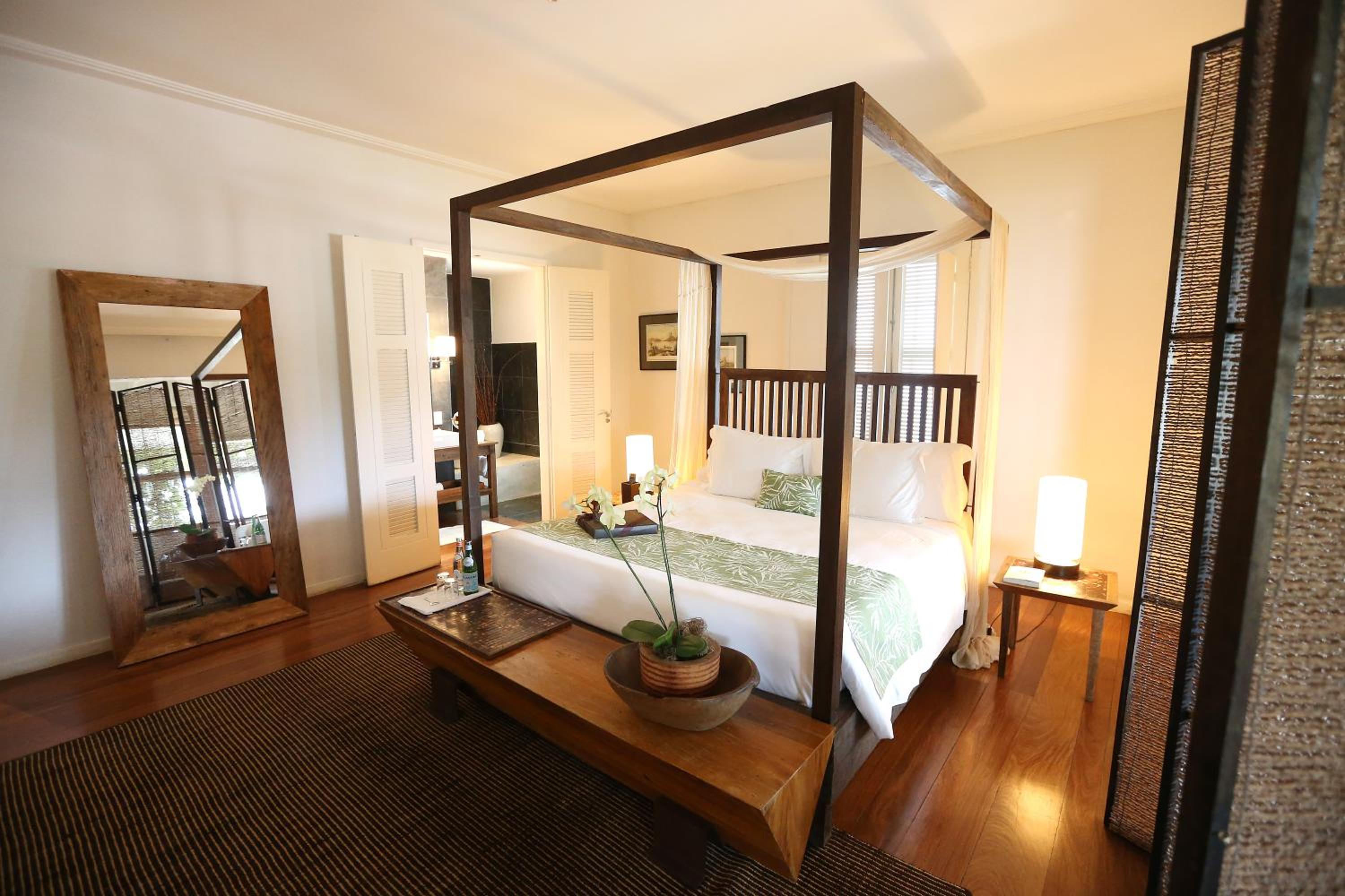 Junior King Suite with Lounge and View thumbnail 6