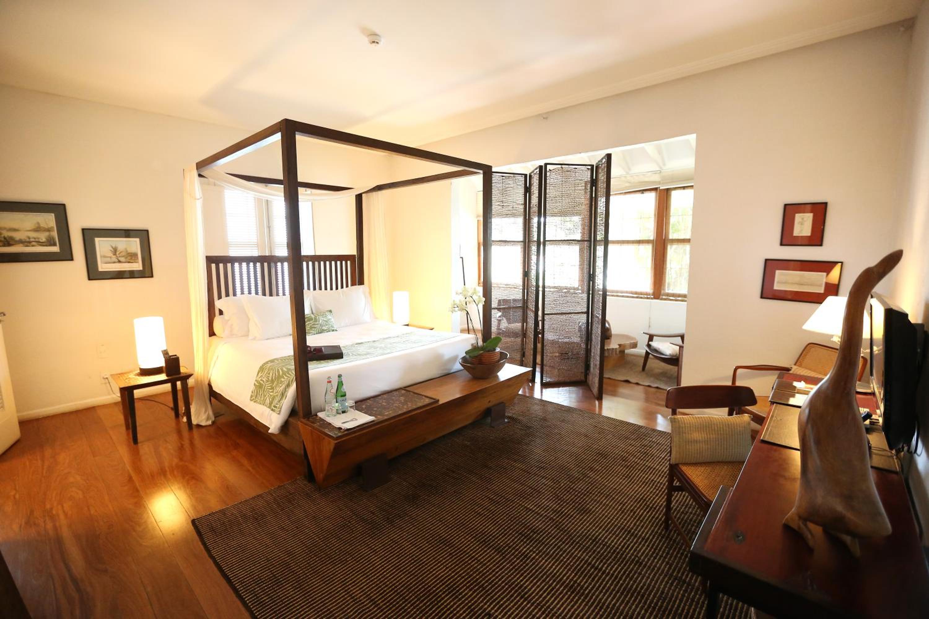 Junior King Suite with Lounge and View