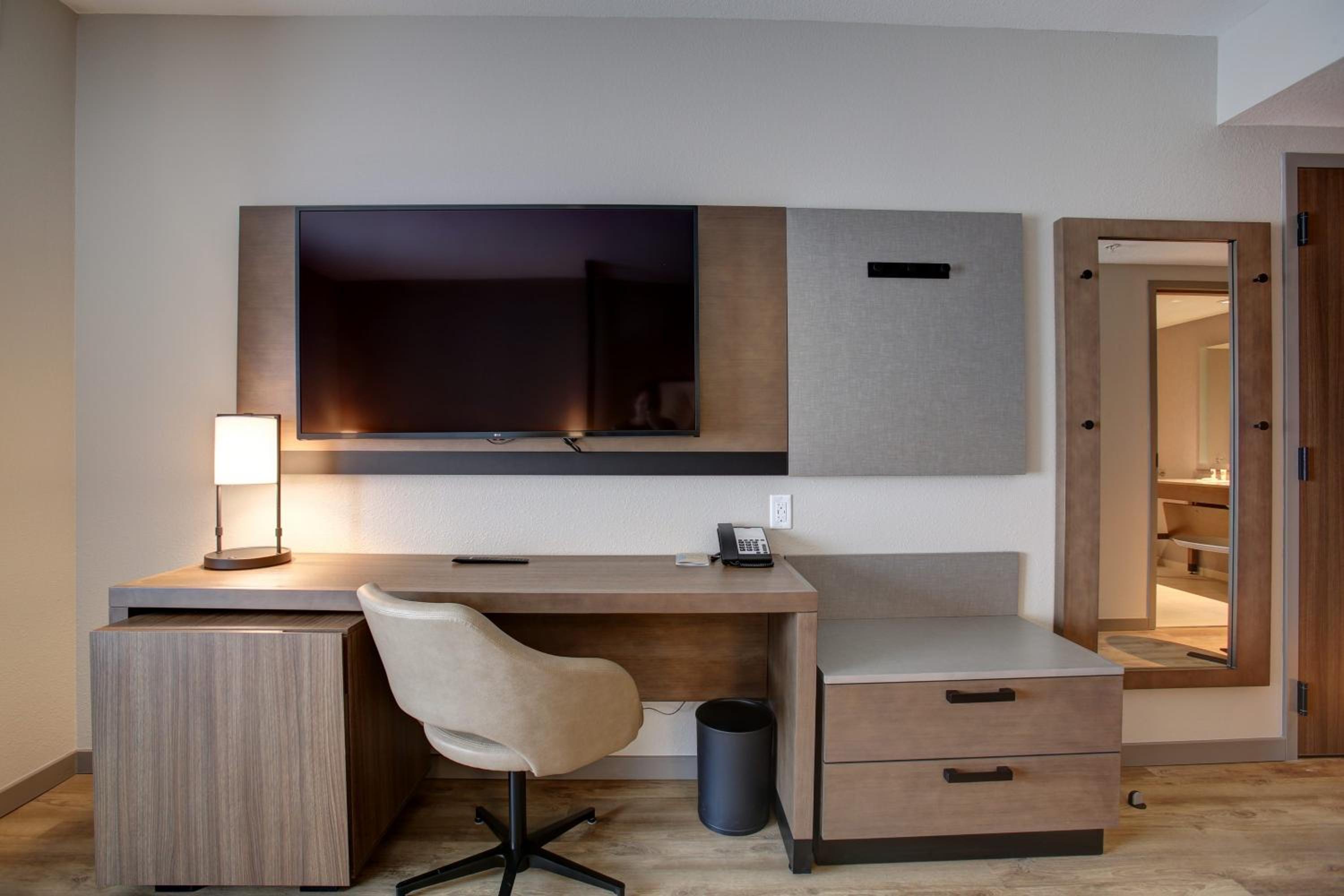 Standard King Room with Sofa Bed - Photo 4