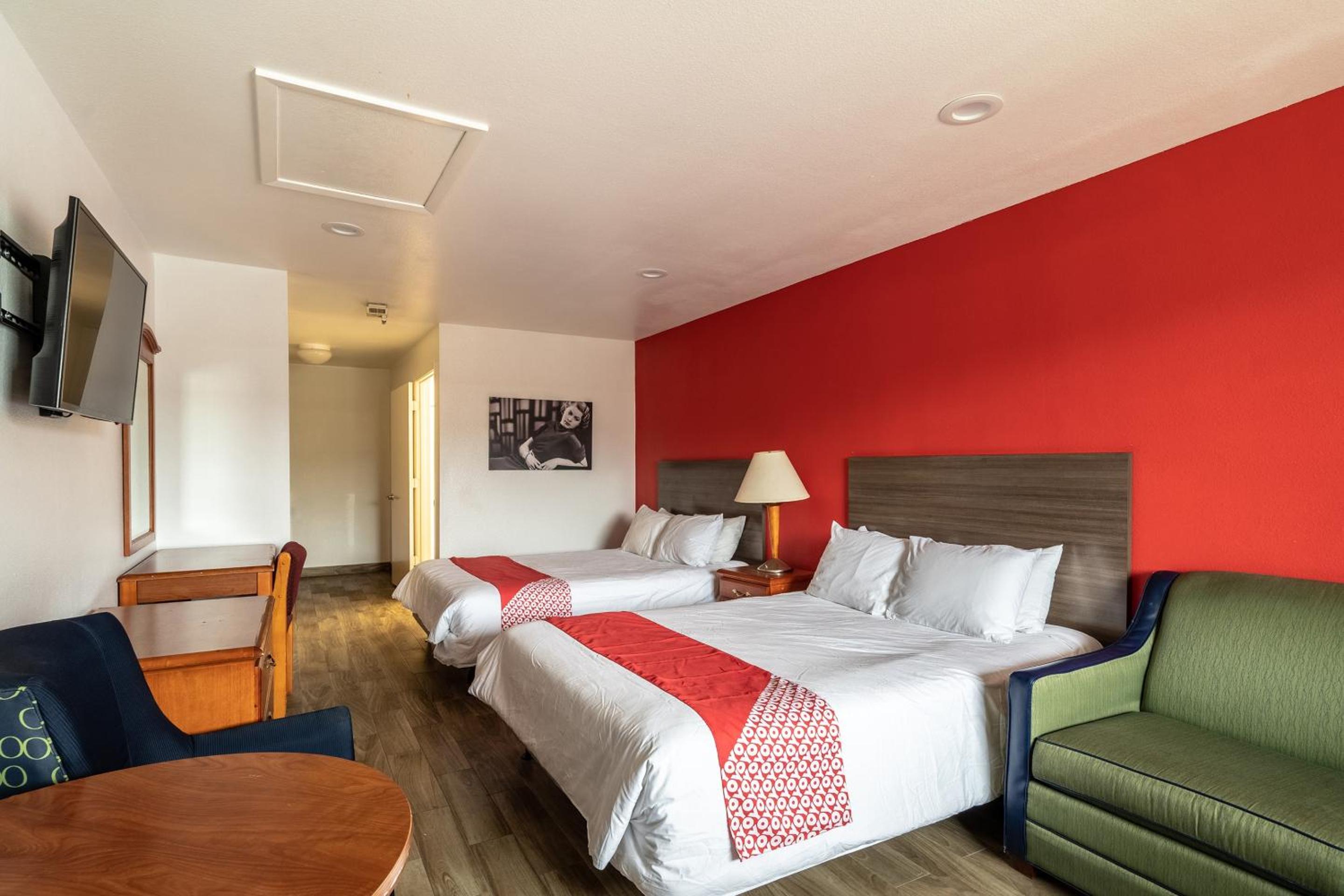 Queen Room with Two Queen Beds - Photo 16