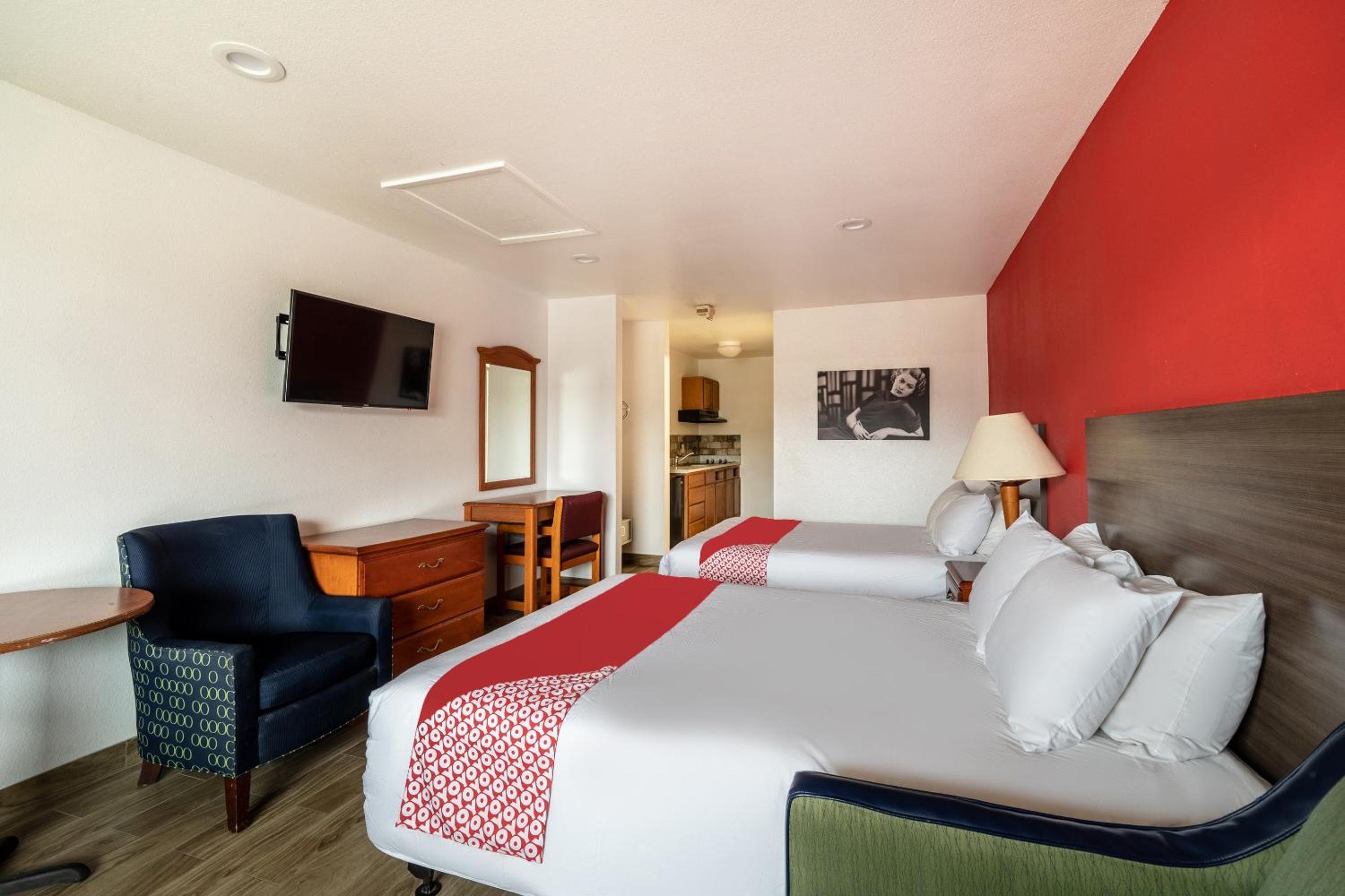 Queen Room with Two Queen Beds - Photo 14