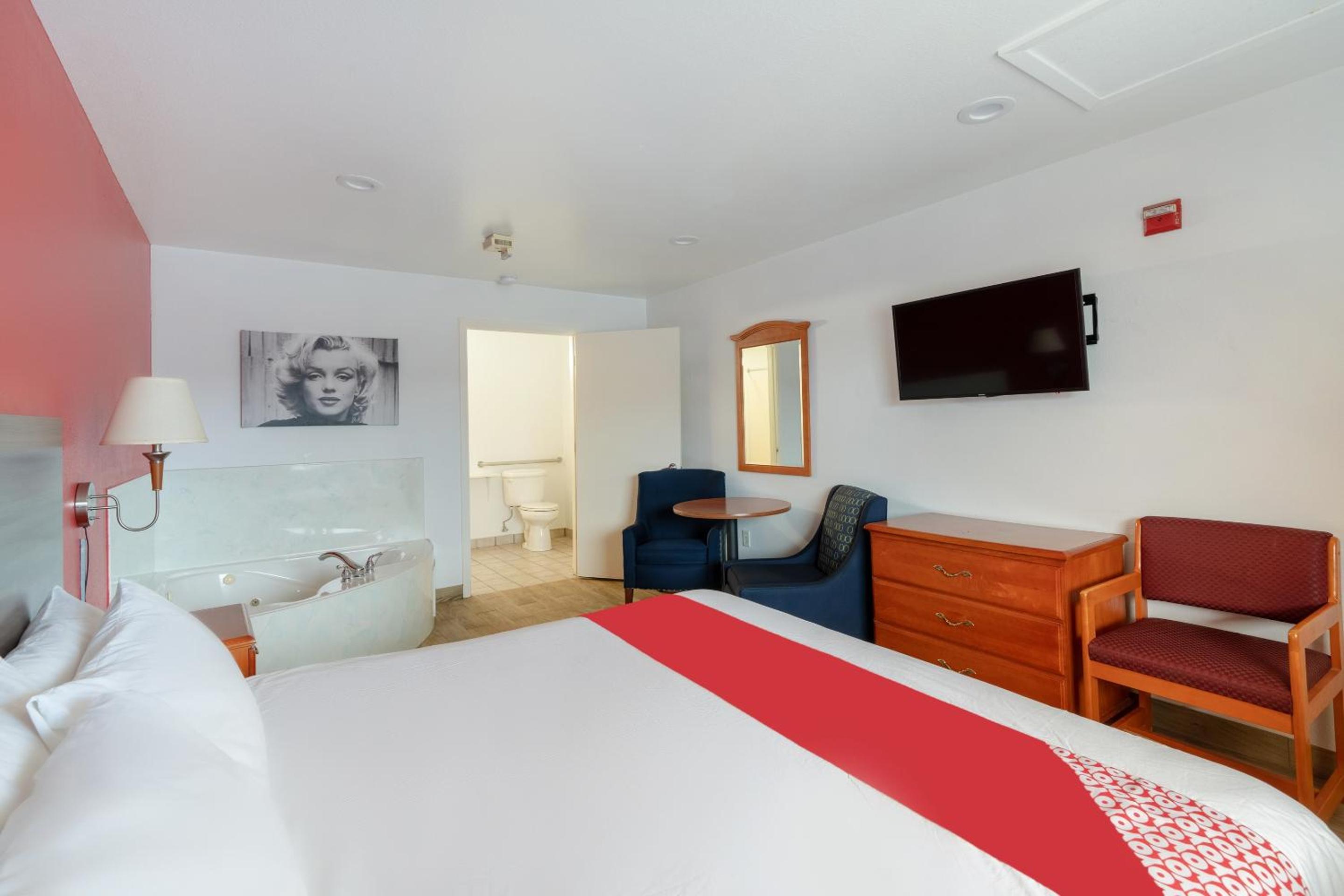 One-Bedroom Suite - Photo 9