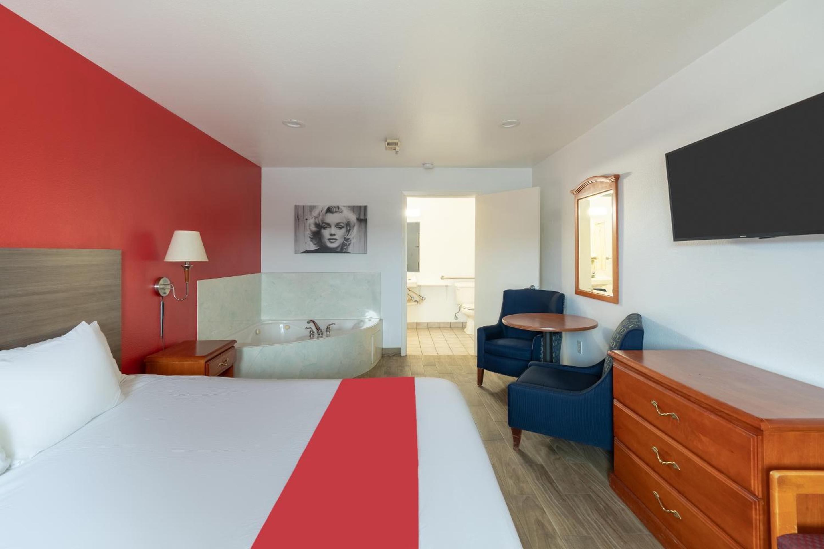 One-Bedroom Suite - Photo 10