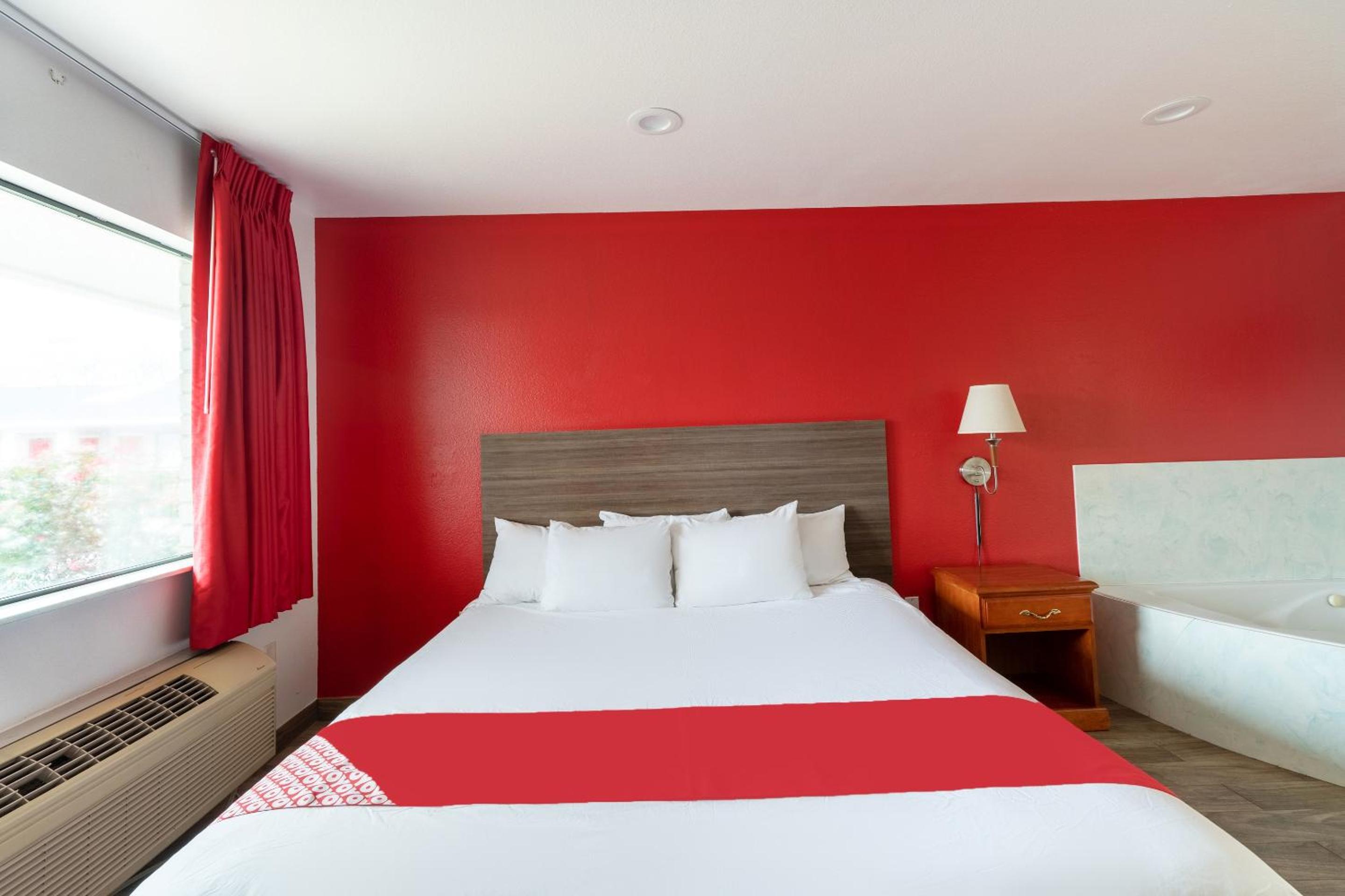 One-Bedroom Suite - Photo 11