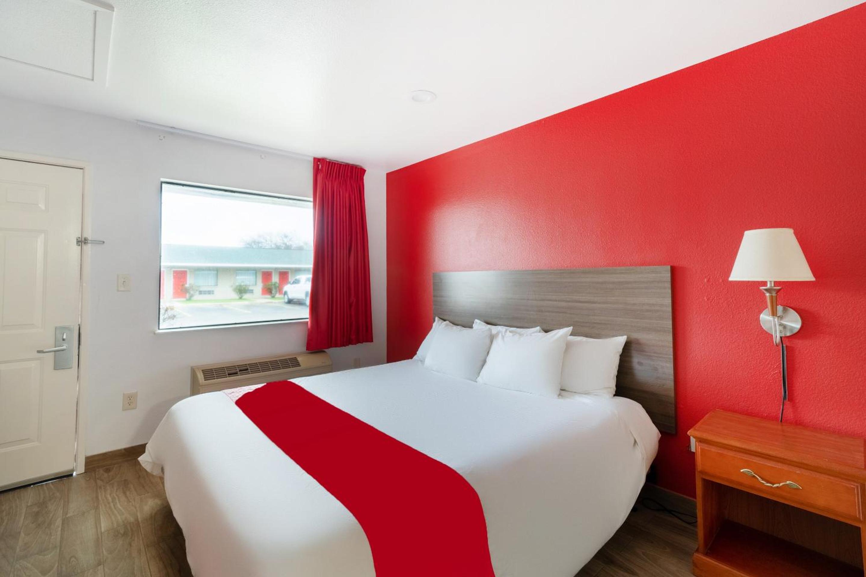 One-Bedroom Suite - Photo 12