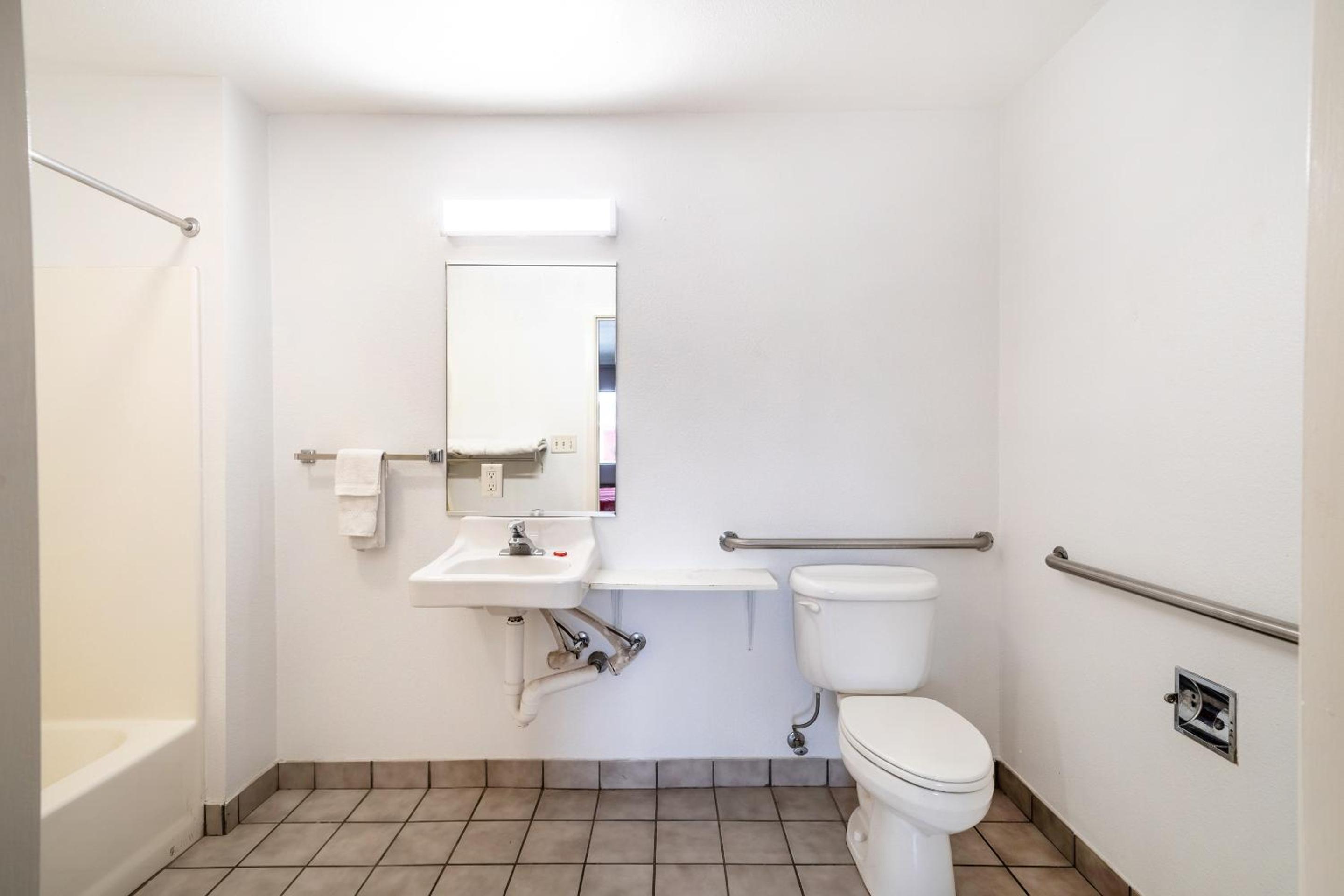One-Bedroom Suite - Photo 13