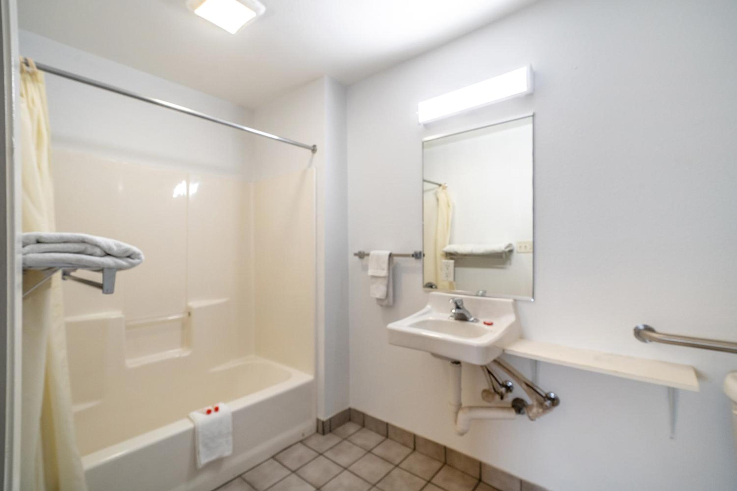 One-Bedroom Suite - Photo 14