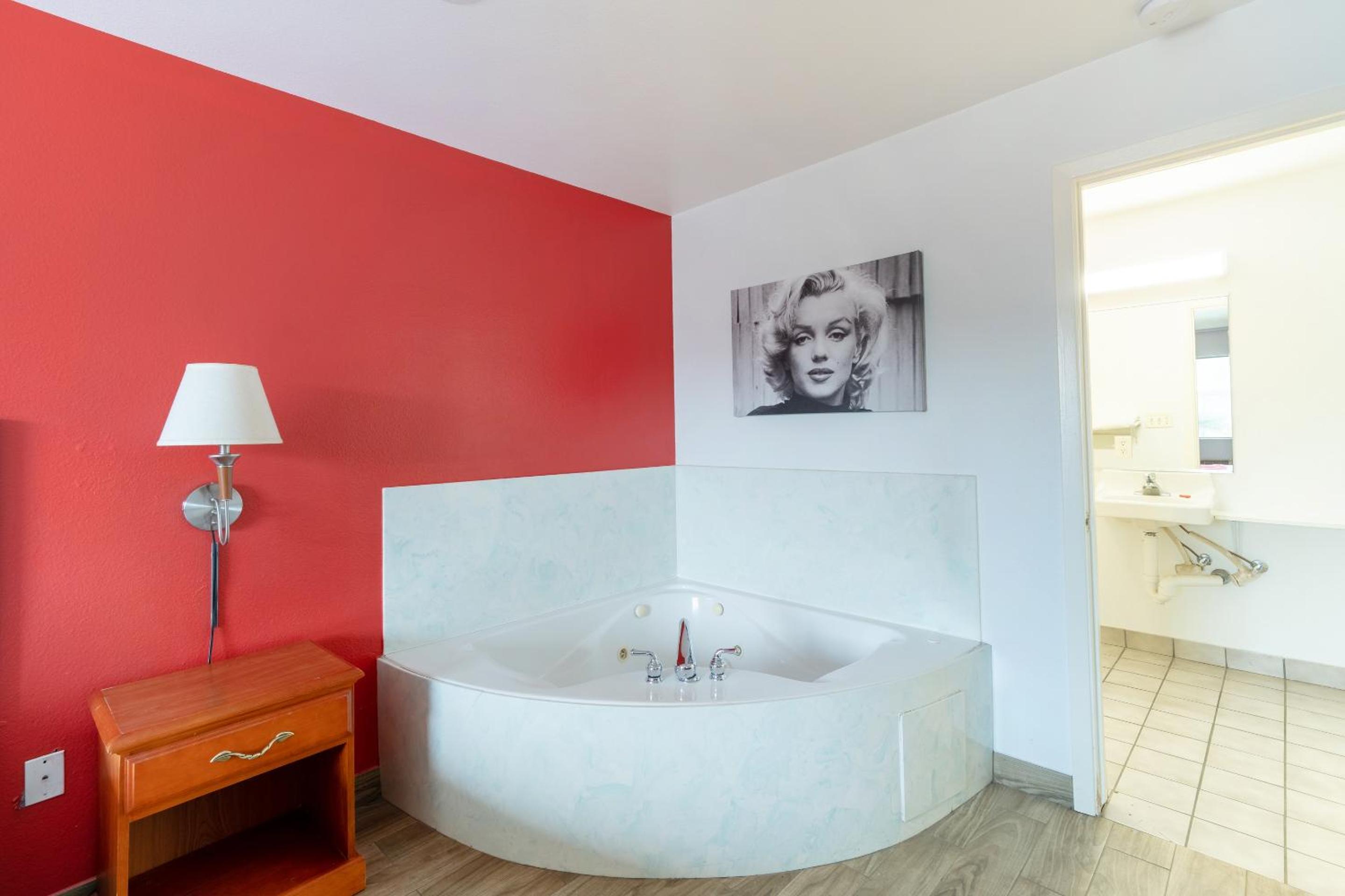 One-Bedroom Suite - Photo 15