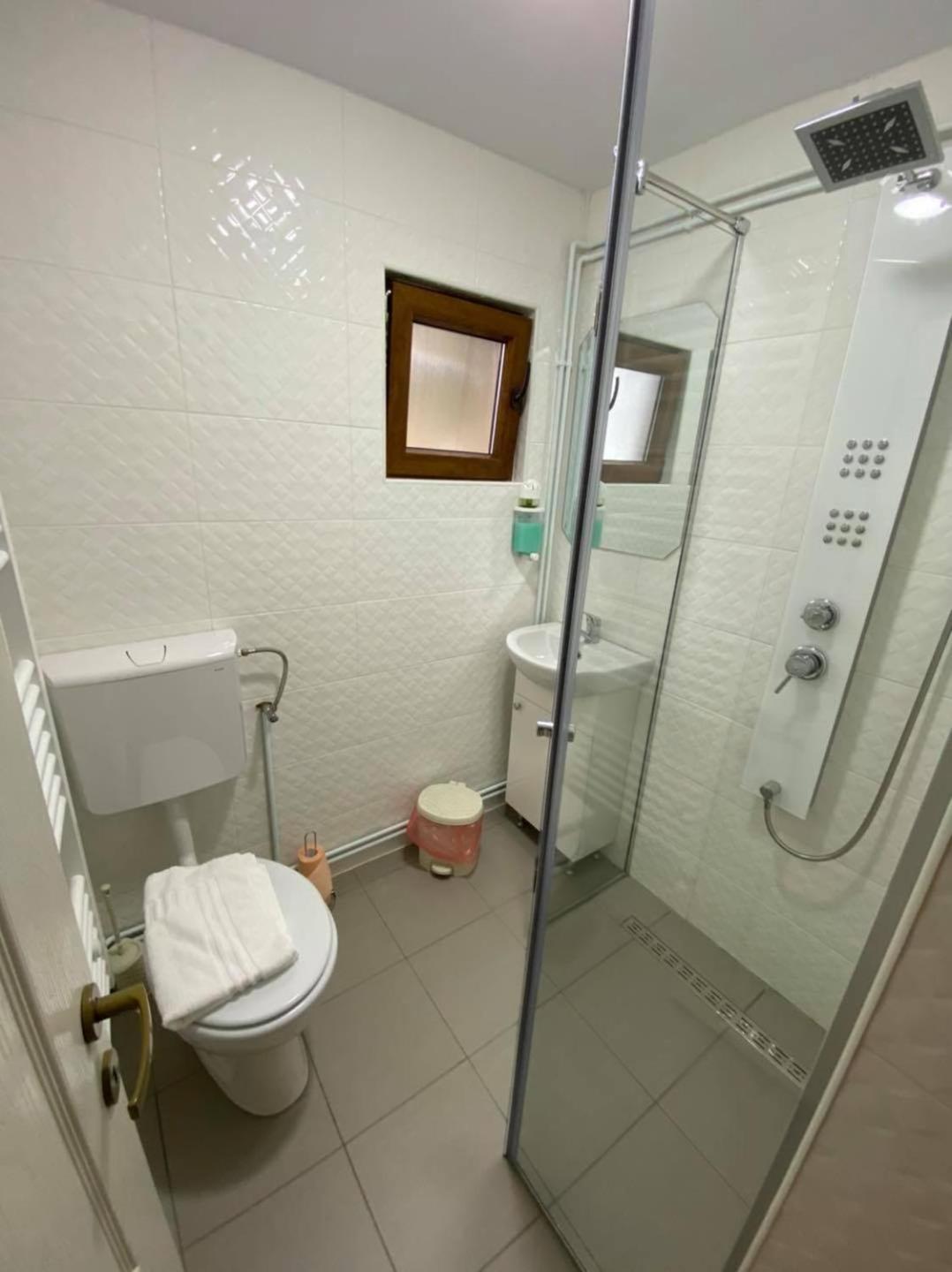 Double or Twin Room with Private Bathroom - Photo 2
