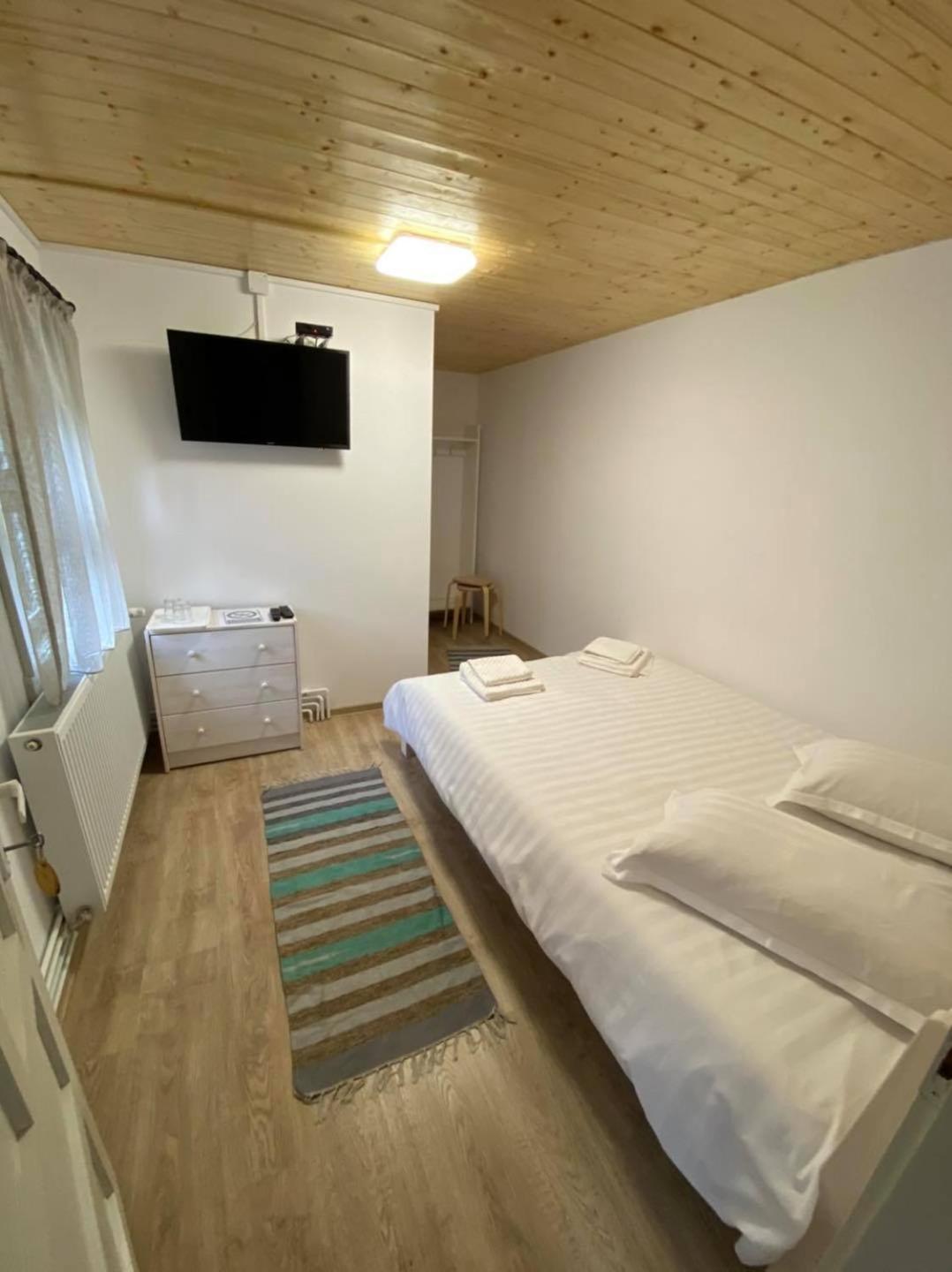 Double or Twin Room with Private Bathroom - Photo 8