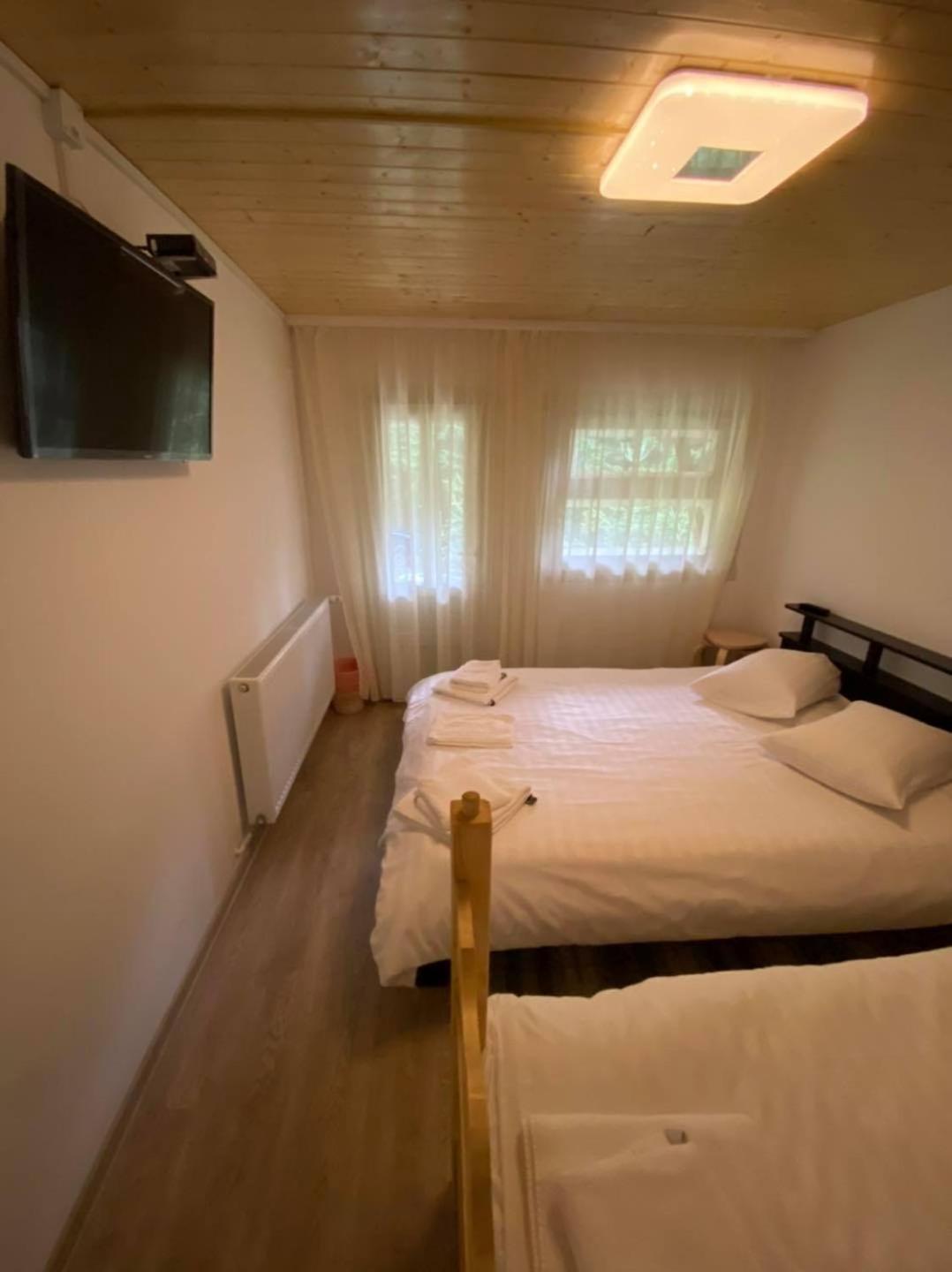 Double or Twin Room with Private Bathroom - Photo 3