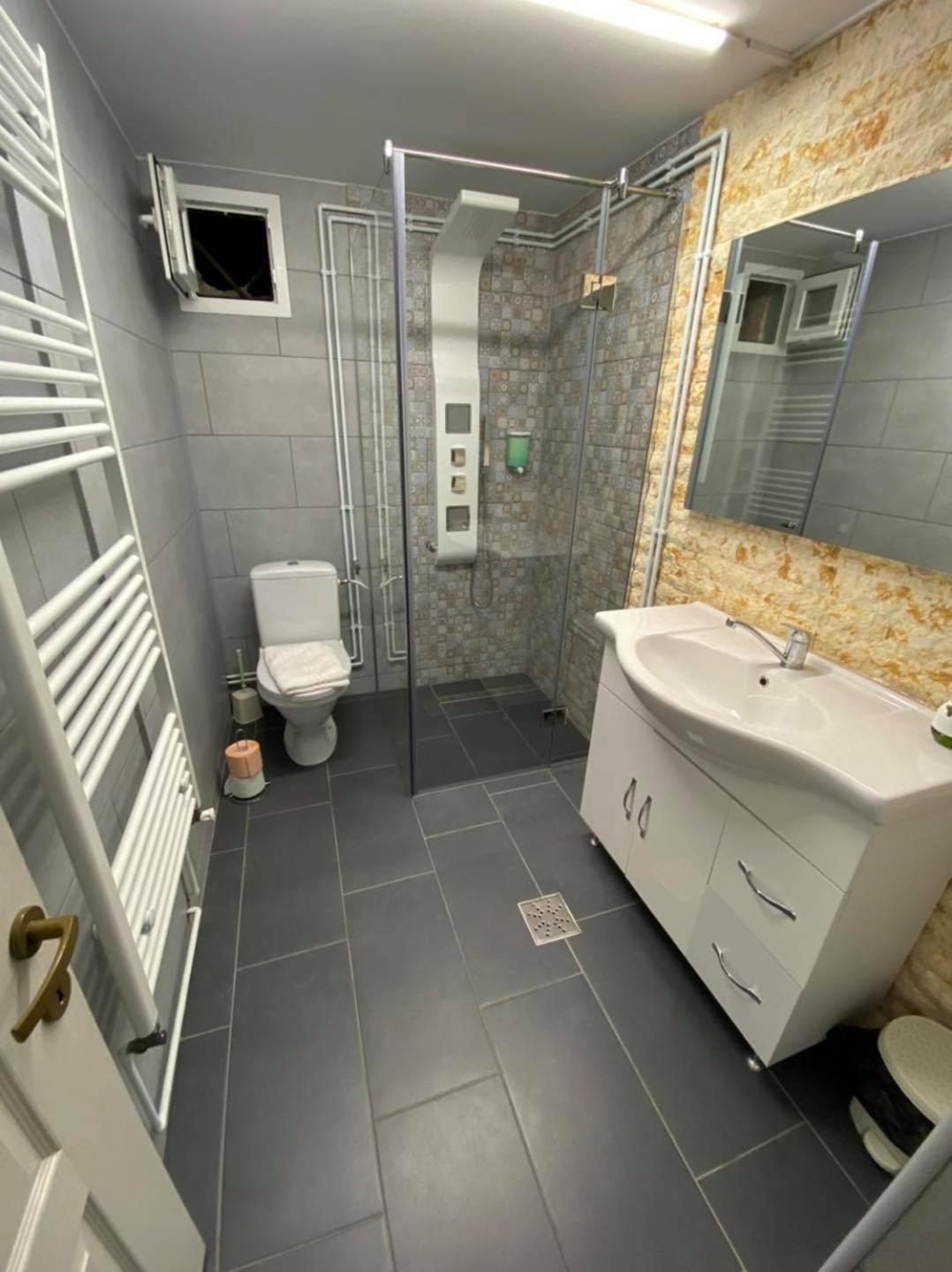 Double or Twin Room with Private Bathroom - Photo 6