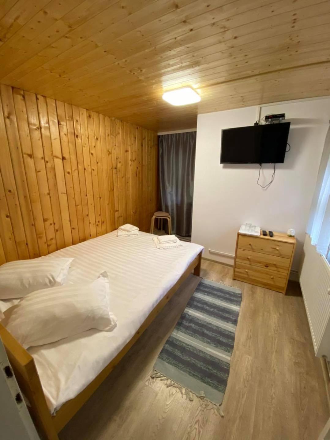 Double or Twin Room with Private Bathroom - Photo 4