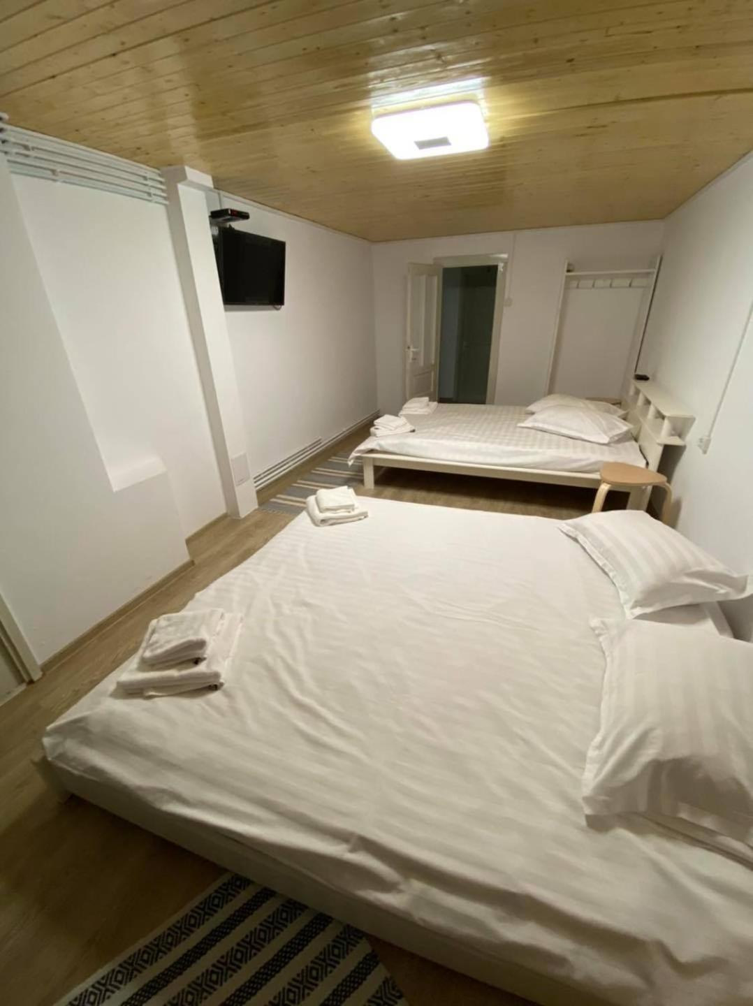 Double or Twin Room with Private Bathroom - Photo 7