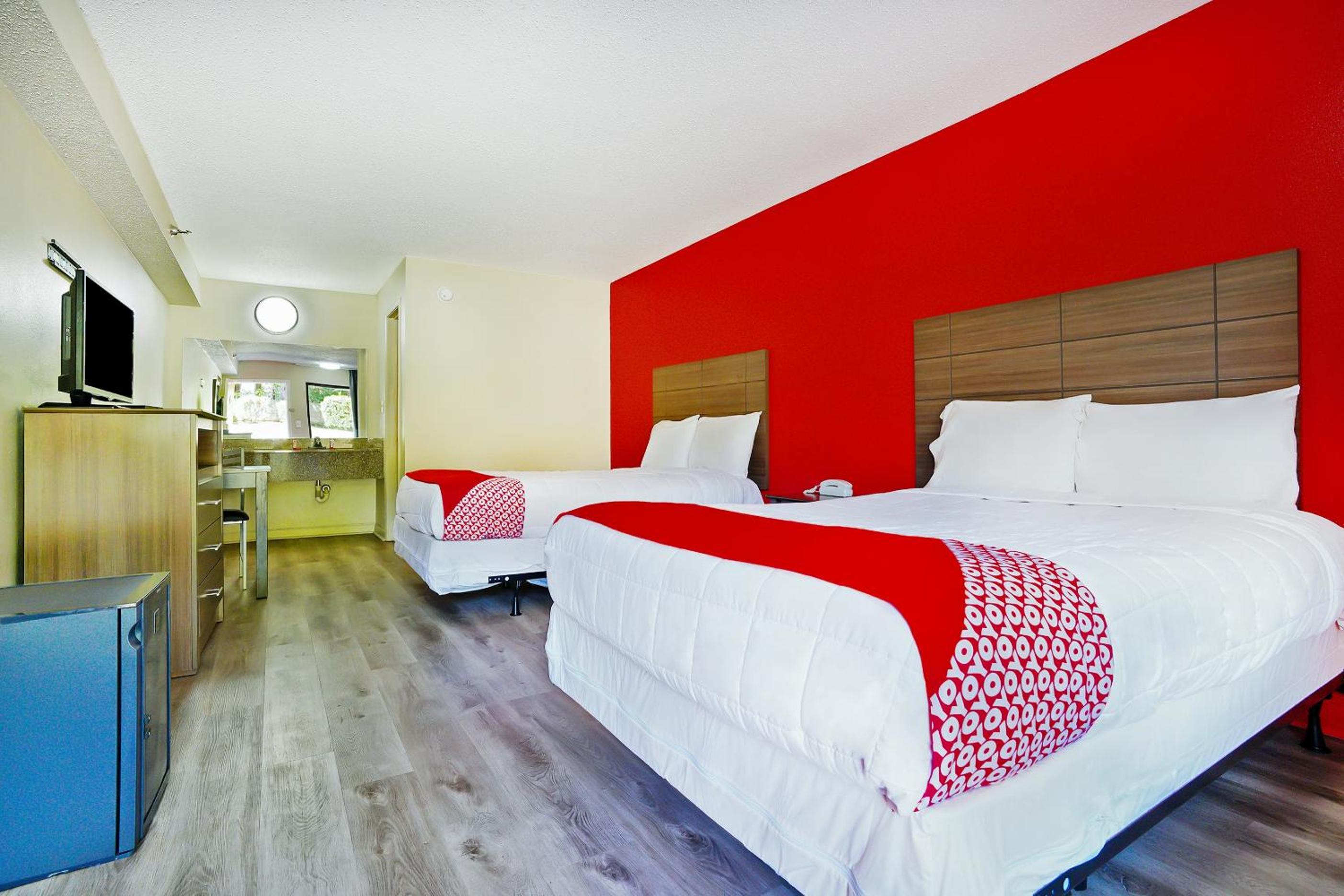 Queen Room with Two Queen Beds - Photo 15