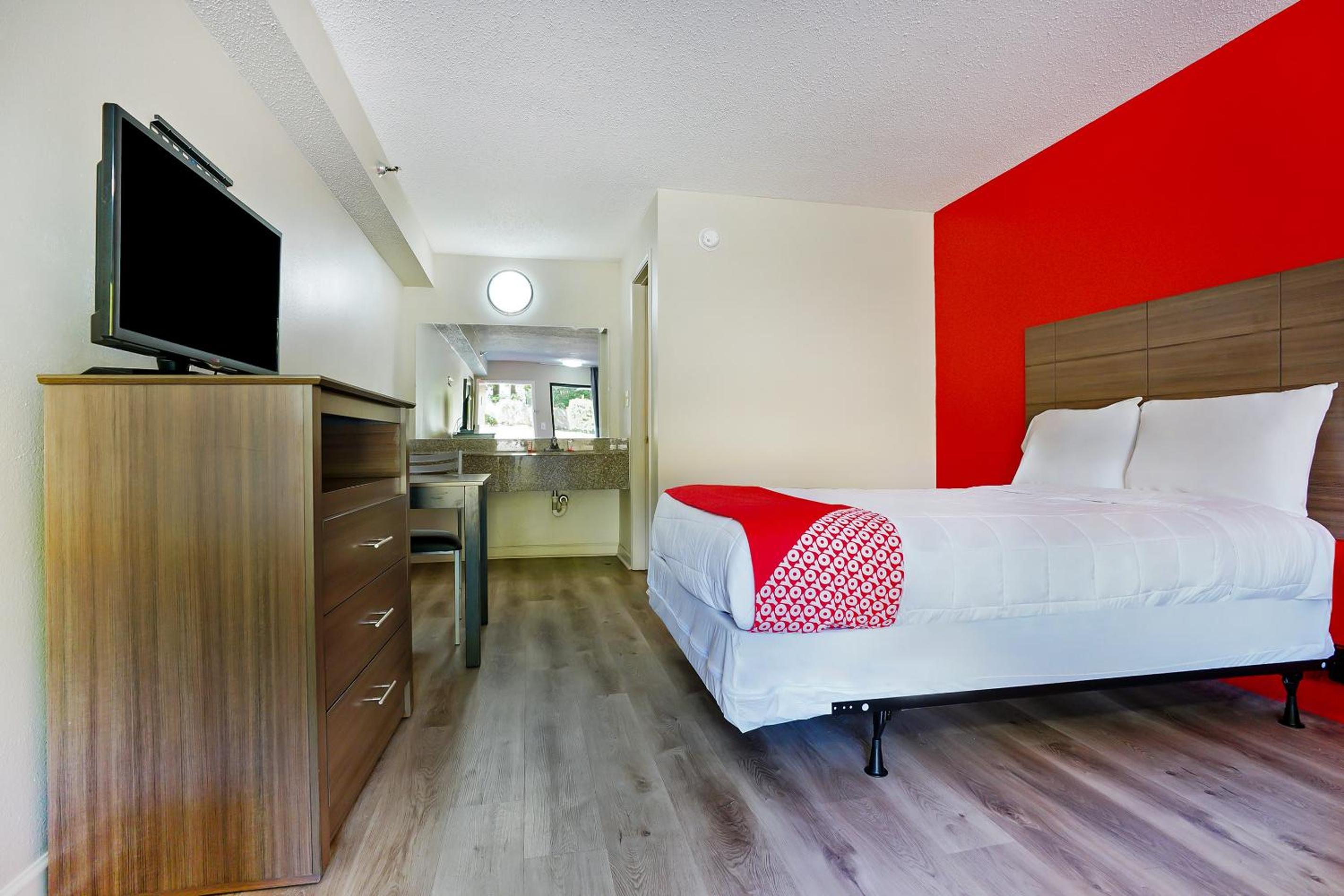 Queen Room with Two Queen Beds - Photo 11