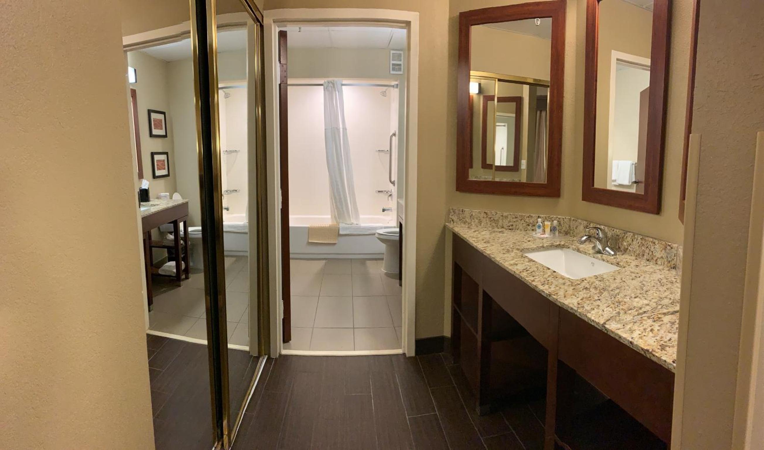 King Suite - Non-Smoking photo 3