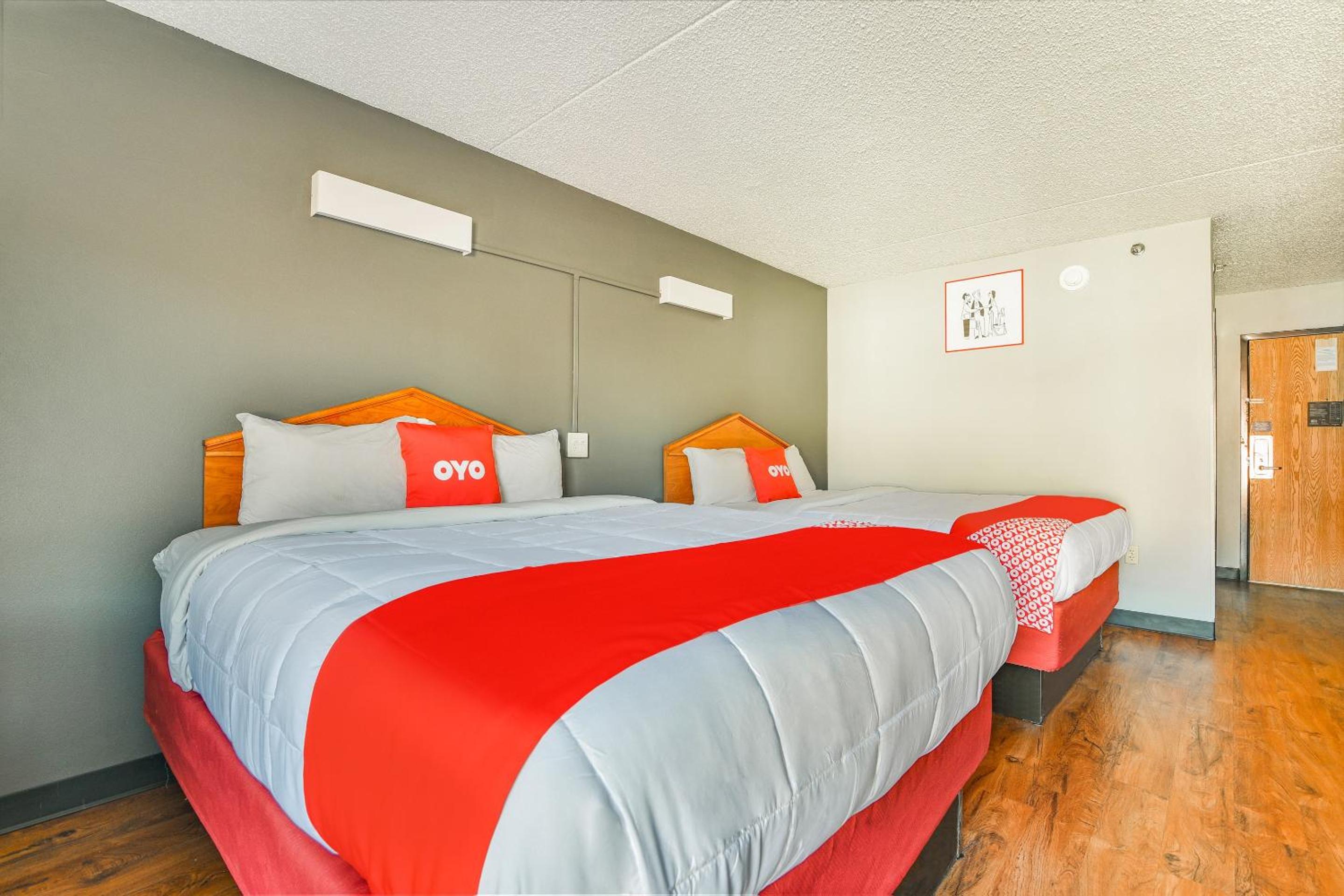 Queen Room with Two Queen Beds photo 1