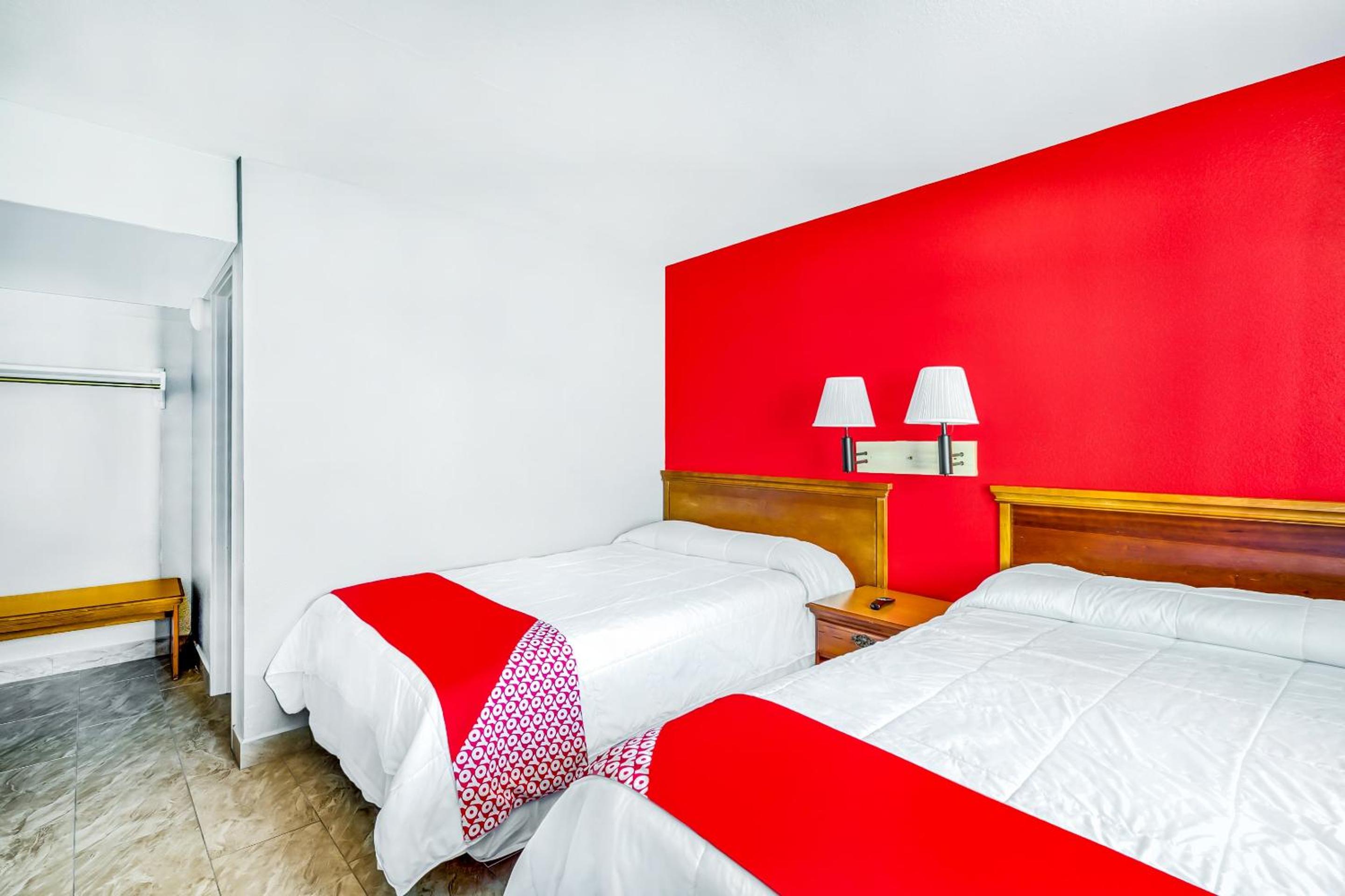 Double Room with Two Double Beds - Photo 10