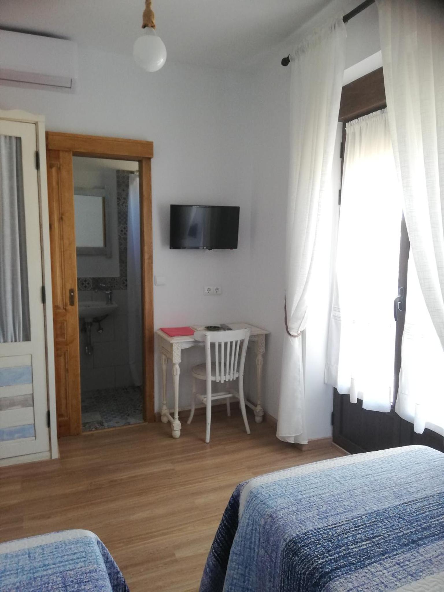 Double Room with Balcony - Photo 4