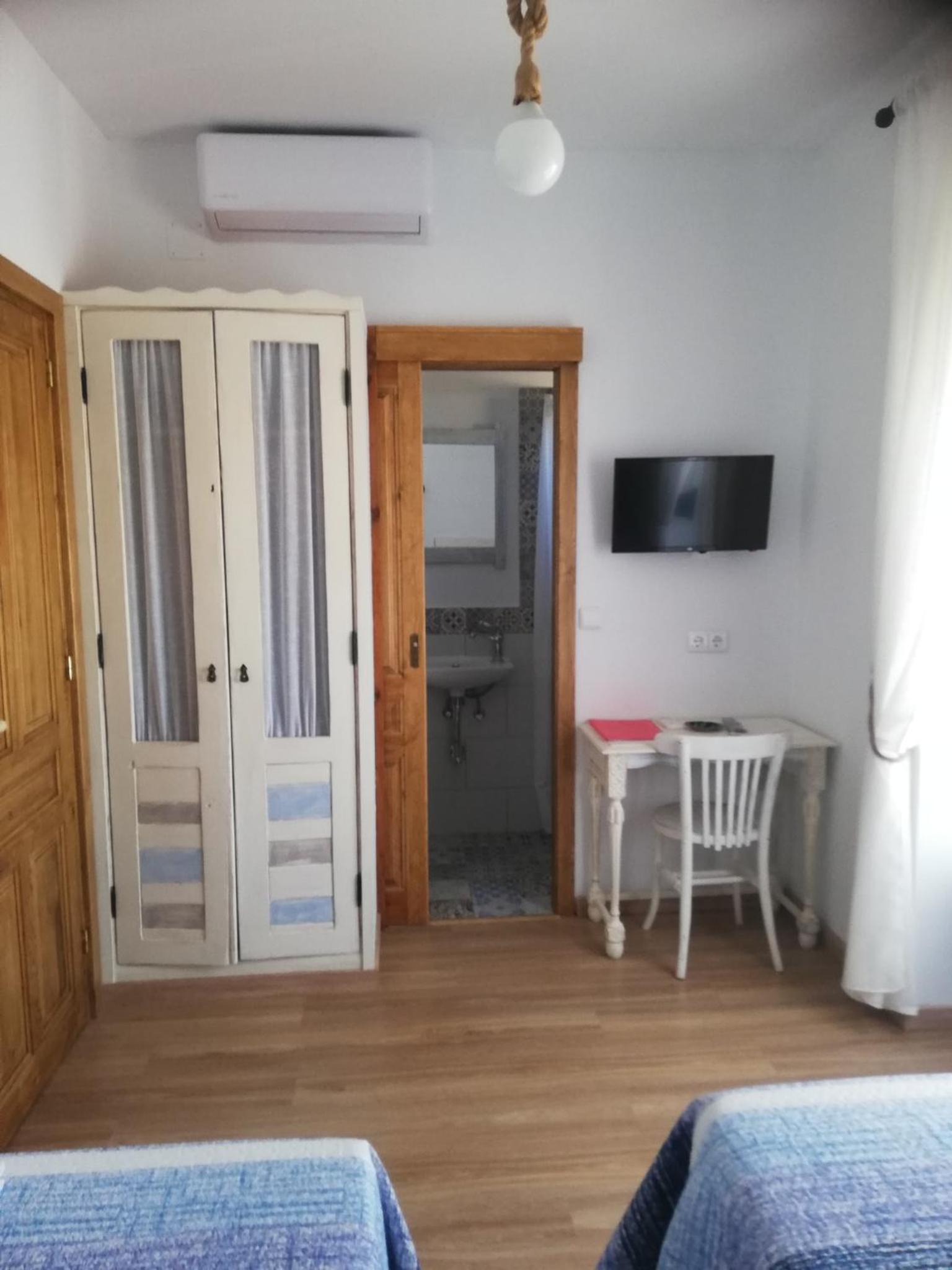 Double Room with Balcony - Photo 5