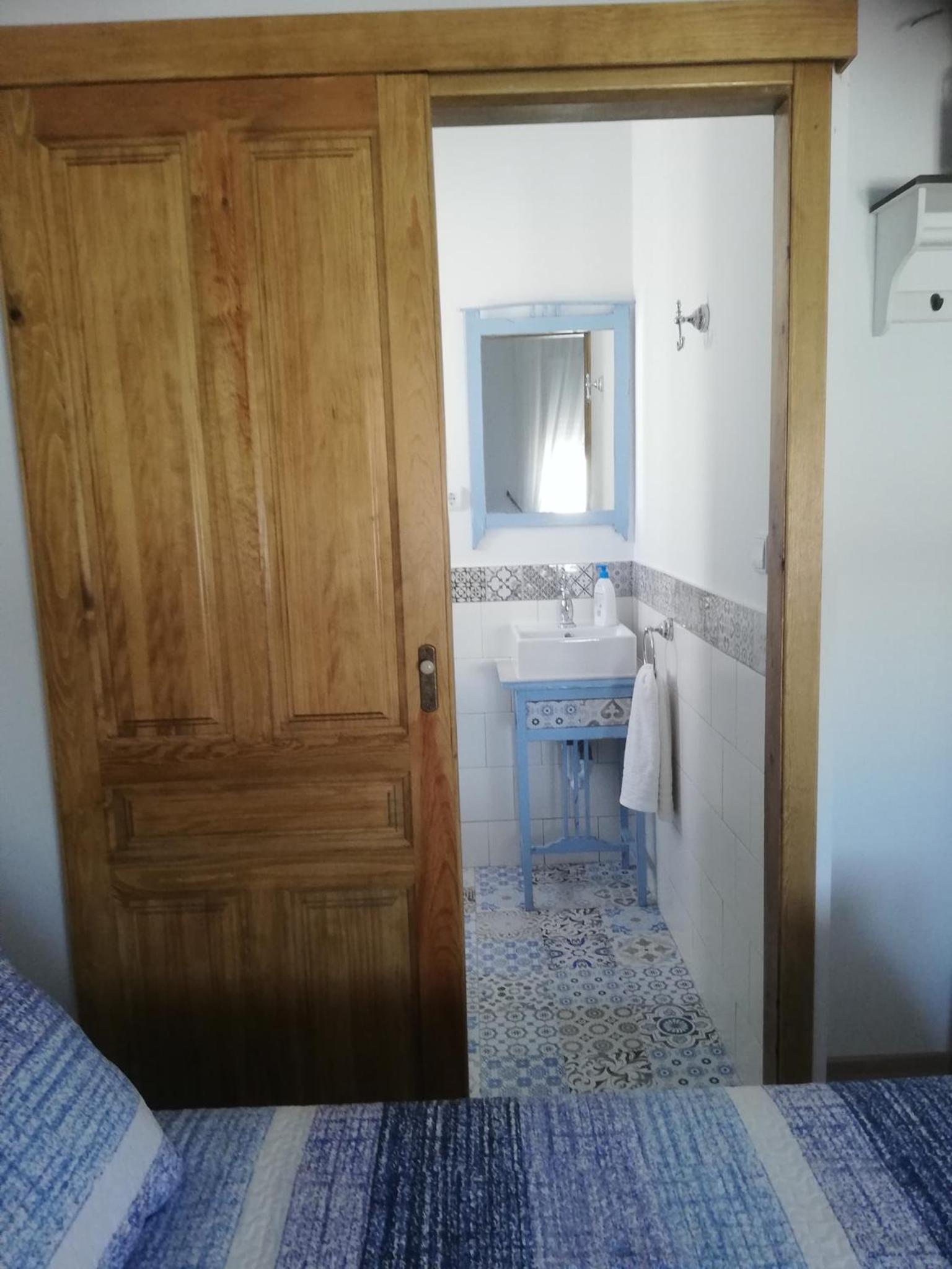 Double Room with Private Bathroom - Photo 6