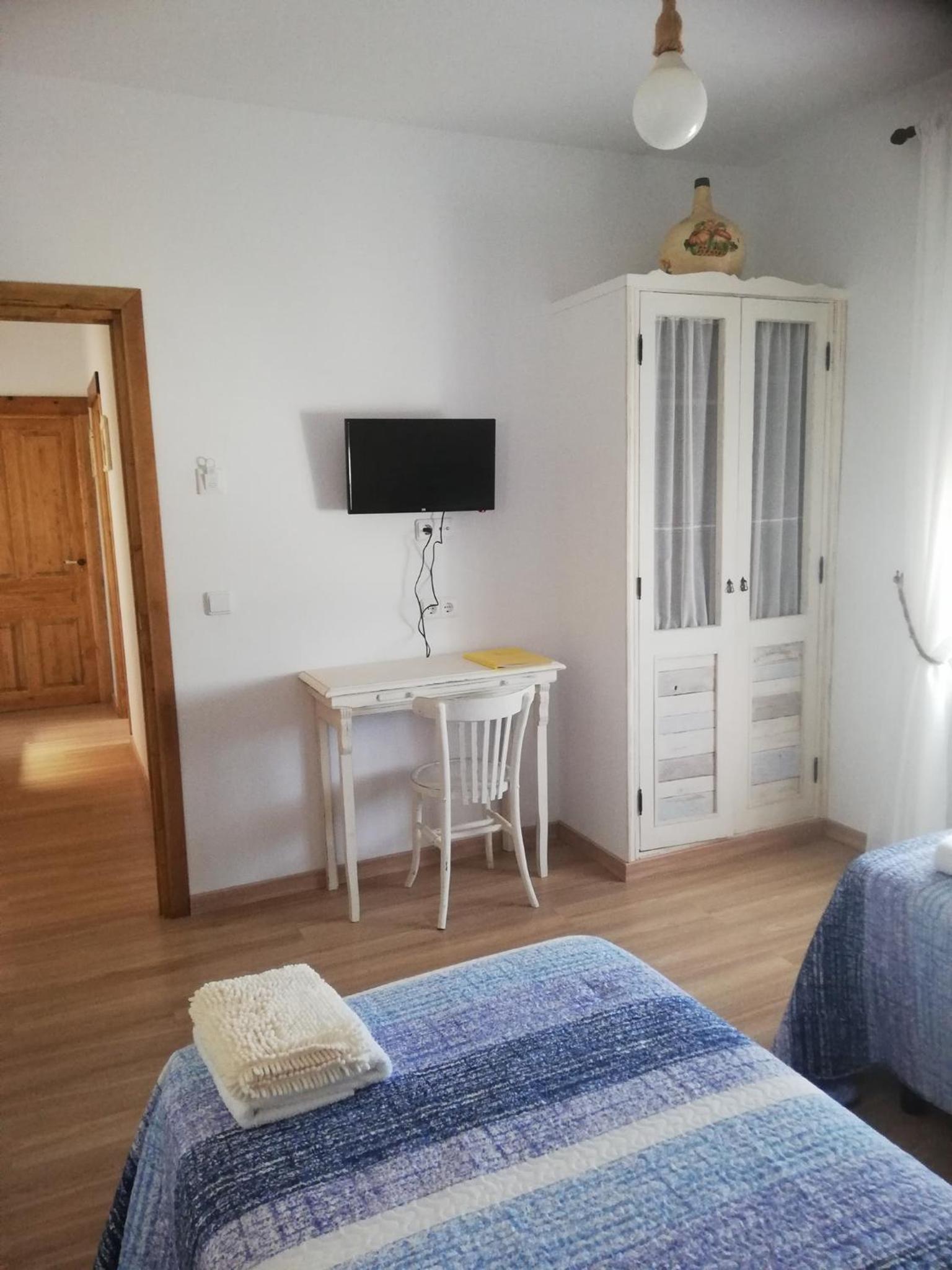 Double Room with Private Bathroom - Photo 2