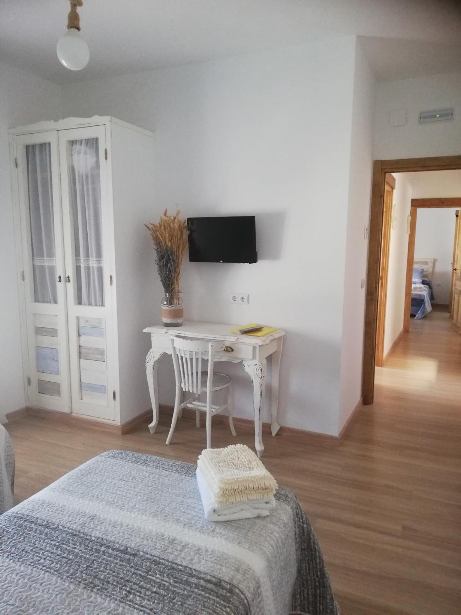 Twin Room with Private Bathroom photo 3