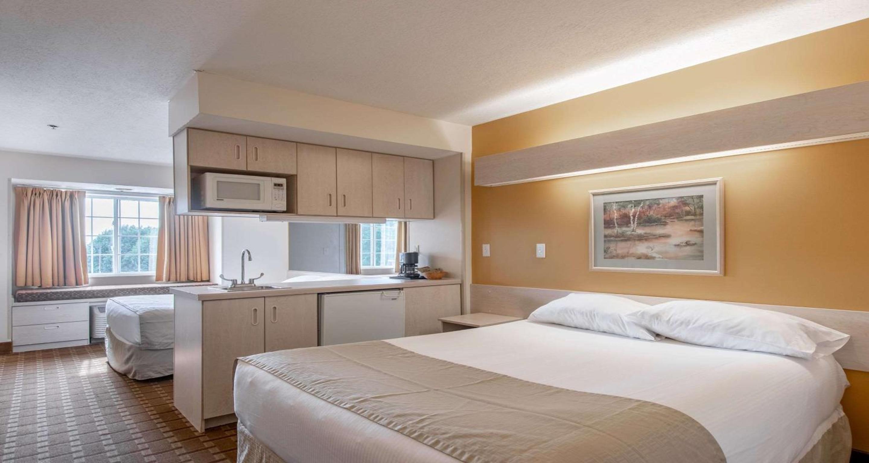Queen Room with Two Queen Beds - Photo 2