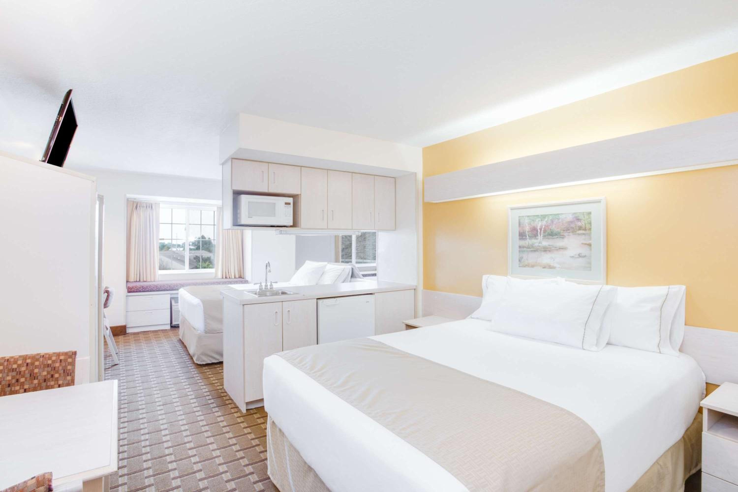 Queen Room with Two Queen Beds - Photo 1