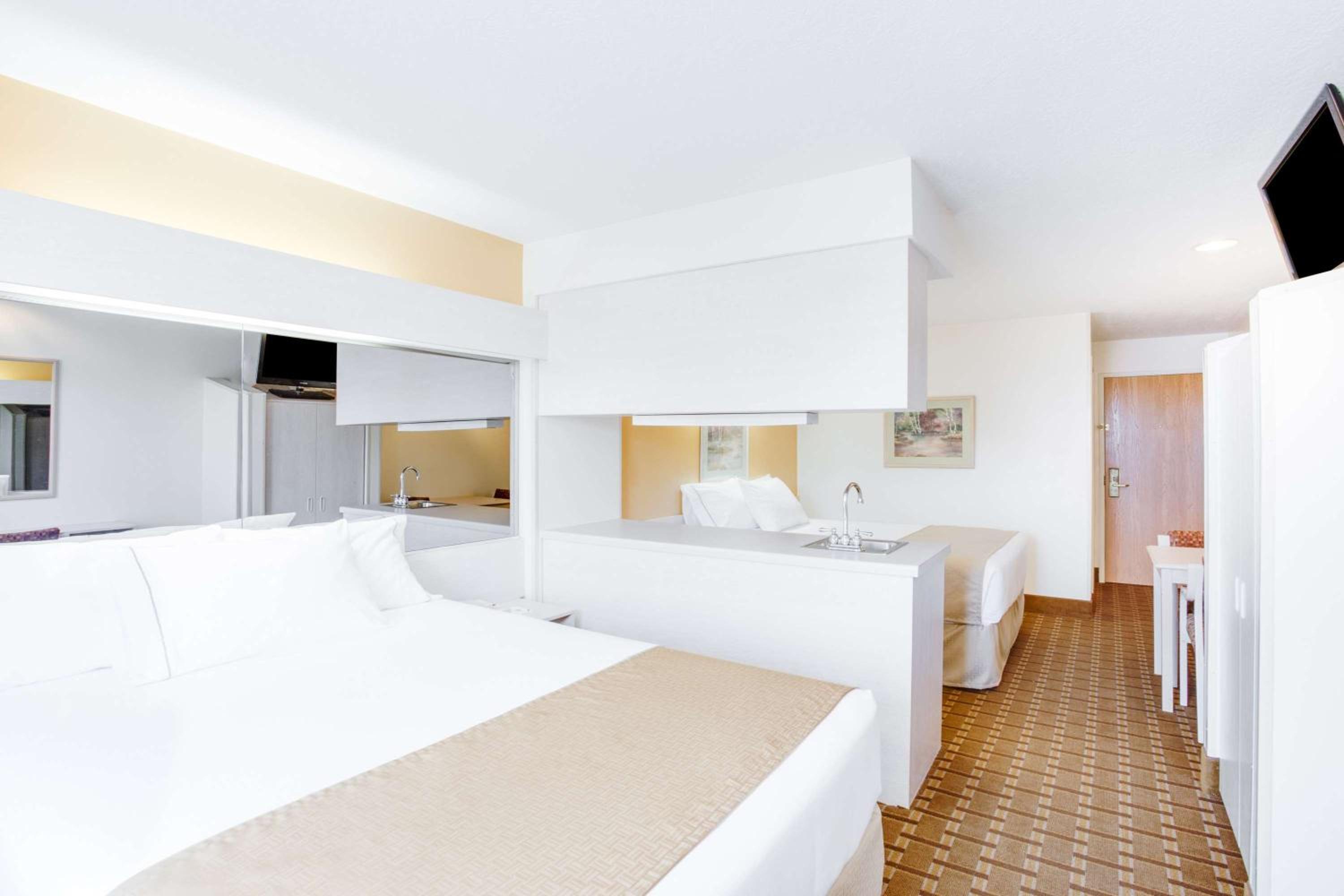 Queen Room with Two Queen Beds - Photo 4