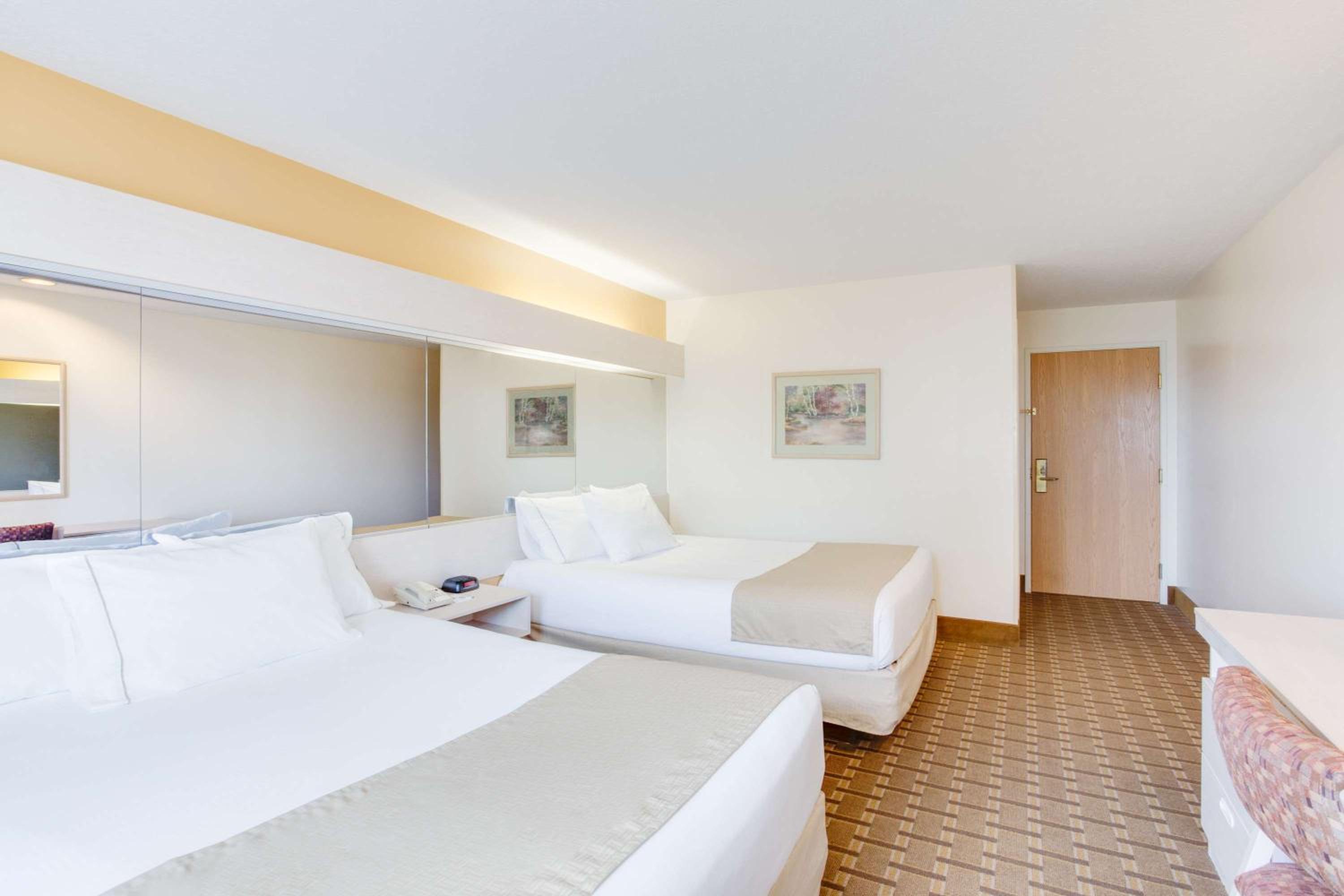 Queen Room with Two Queen Beds - Non-Smoking - Photo 3