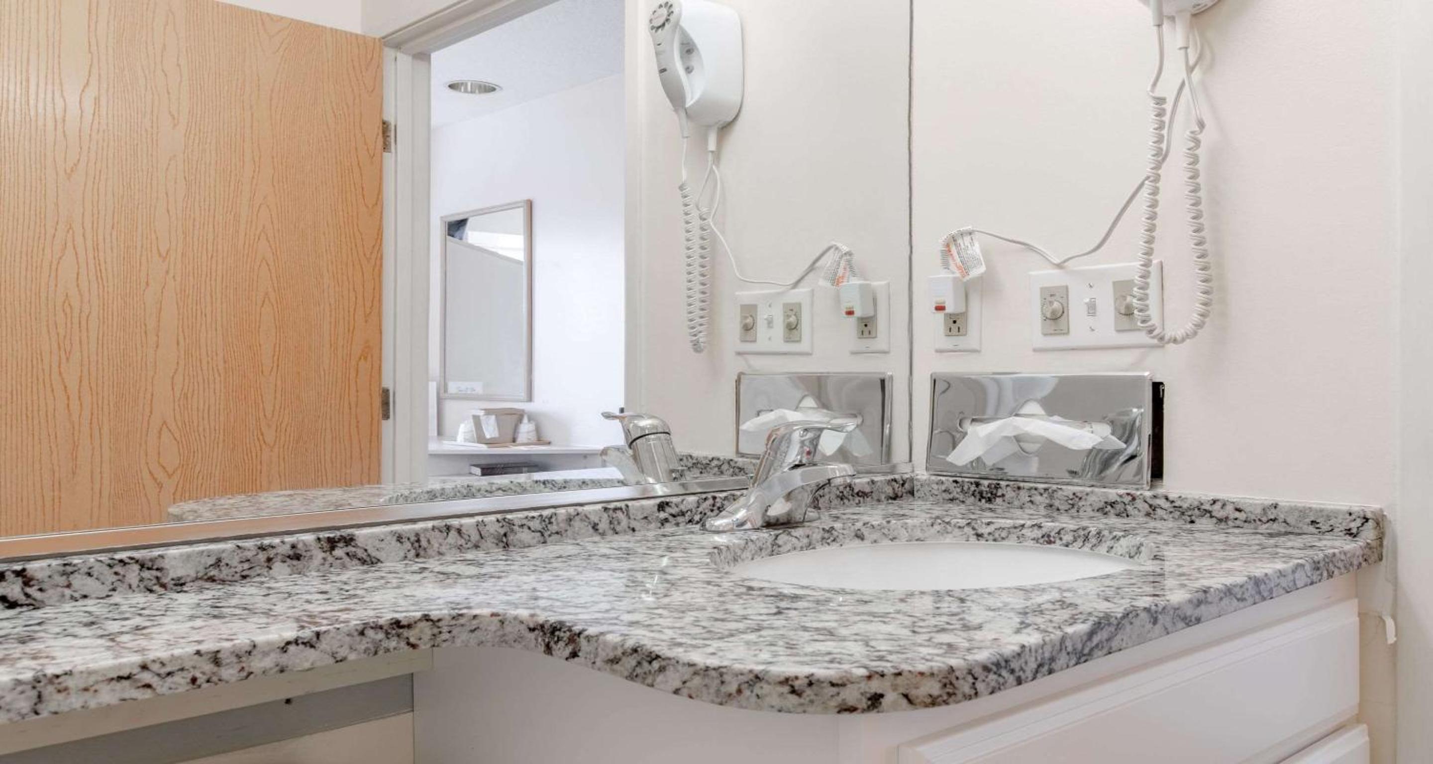Queen Room with Two Queen Beds and Walk-in Shower - Disability Access - Photo 2