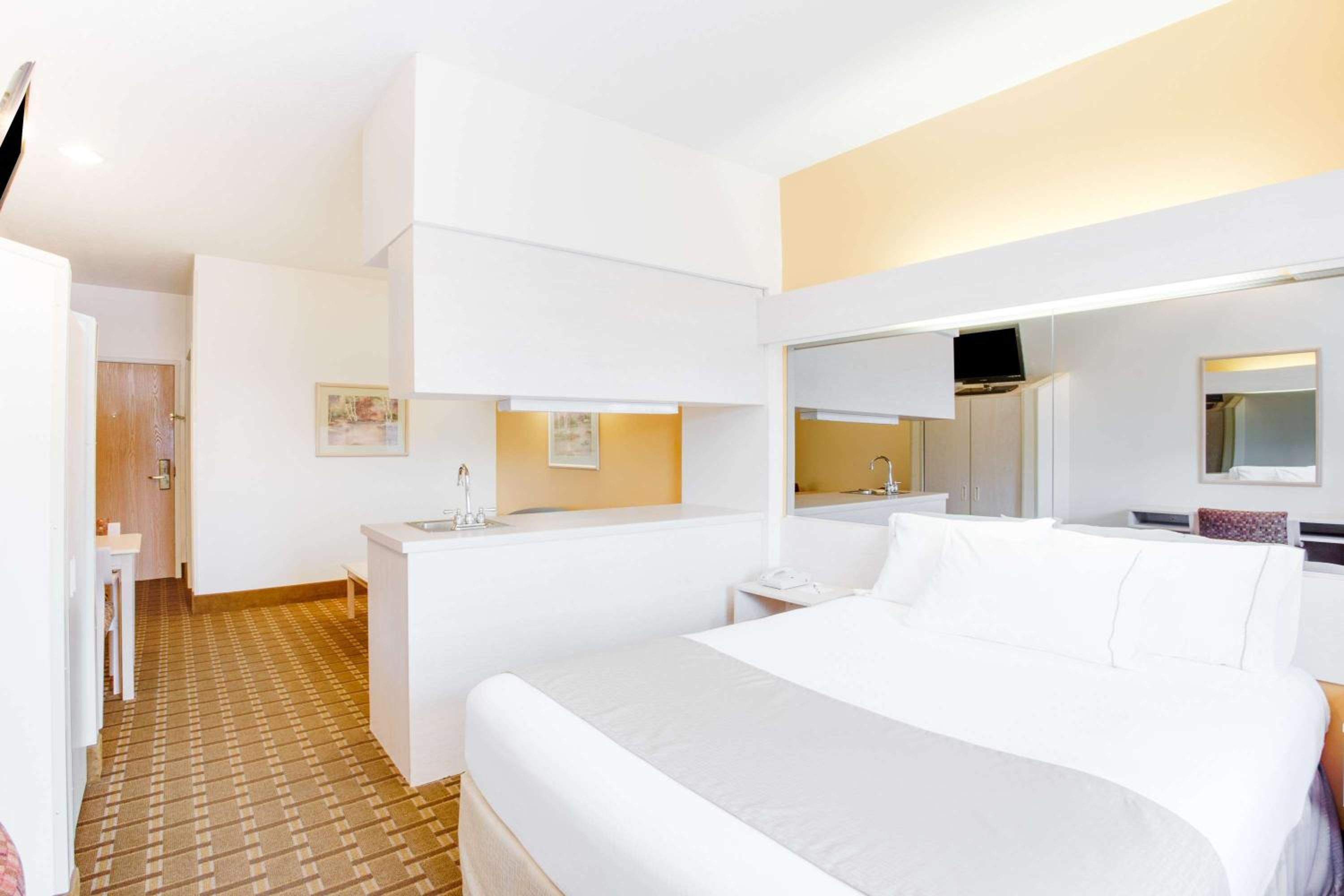 Queen Suite with Sofa Bed - Photo 2
