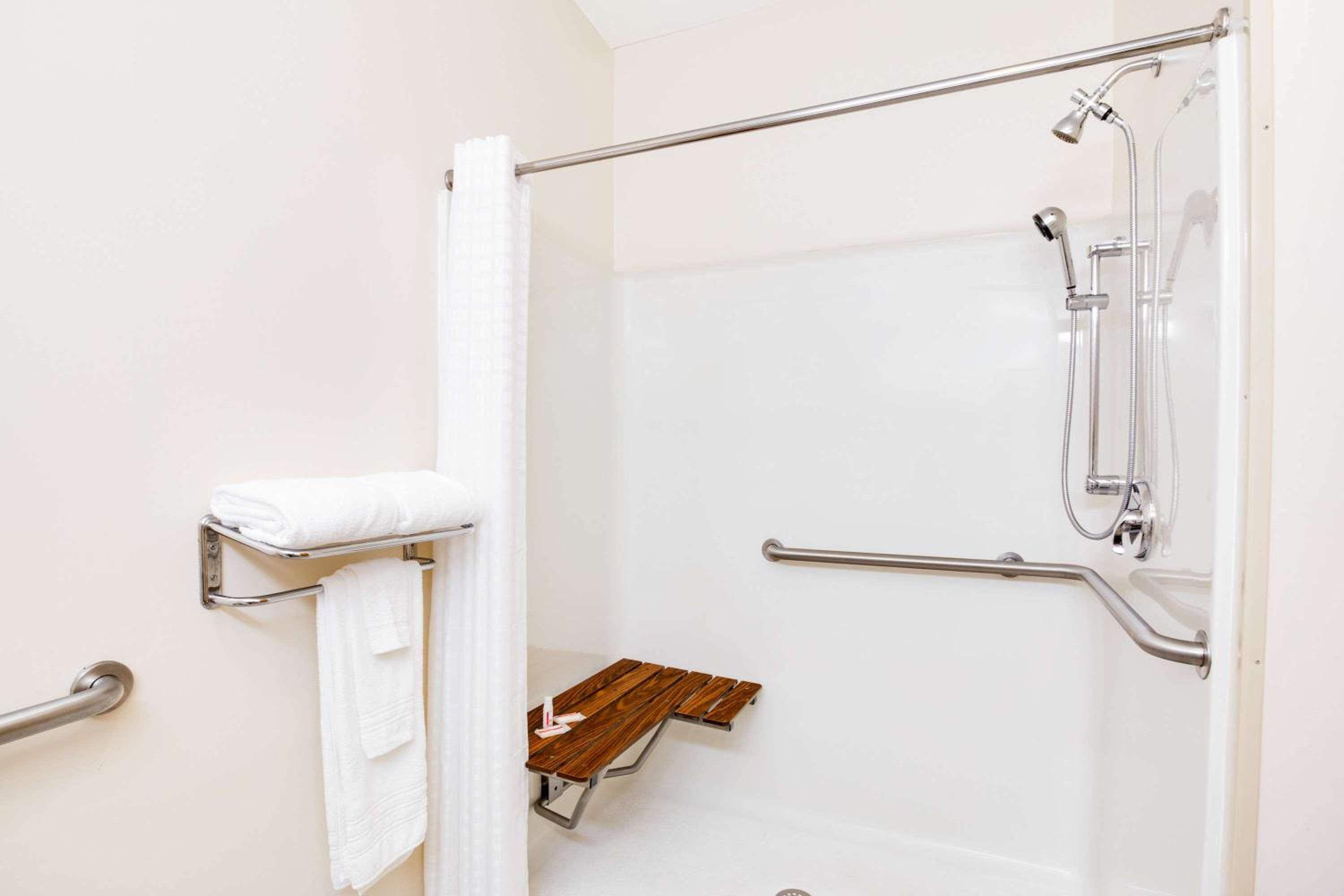 Queen Room with Two Queen Beds and Walk-in Shower - Disability Access - Photo 3