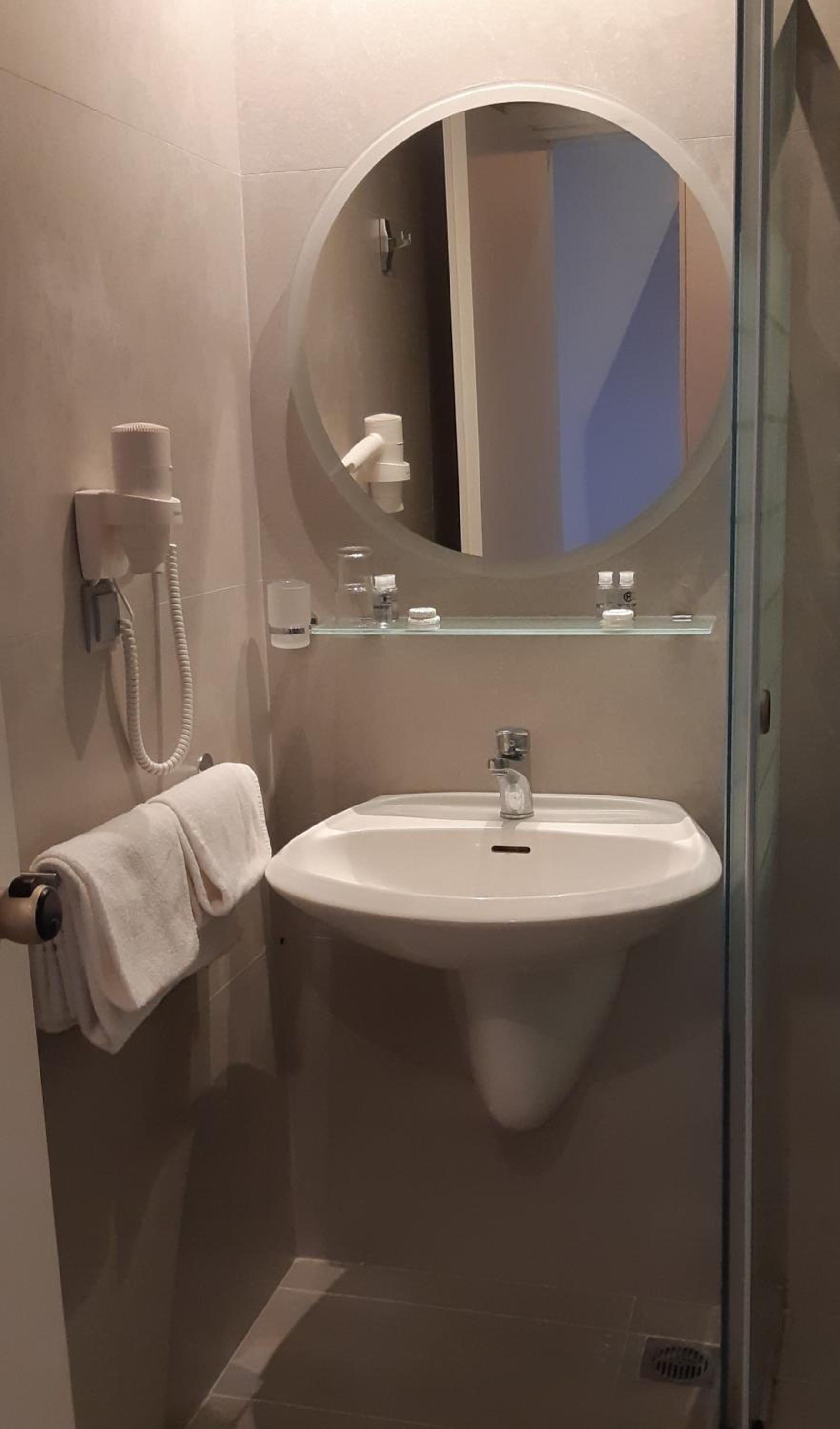 Standard Double Room - Photo 4