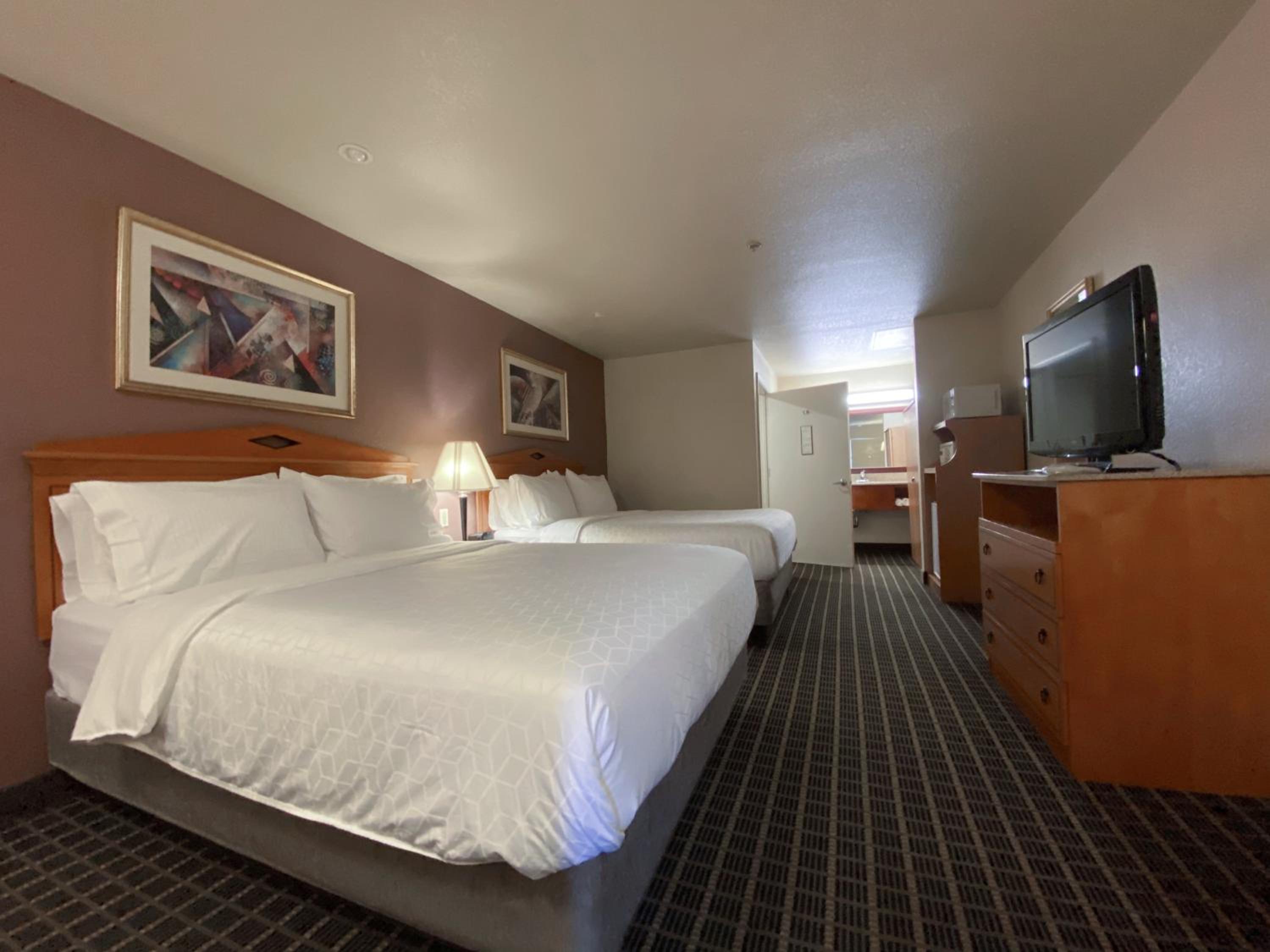 Queen Room with Two Queen Beds - Photo 4