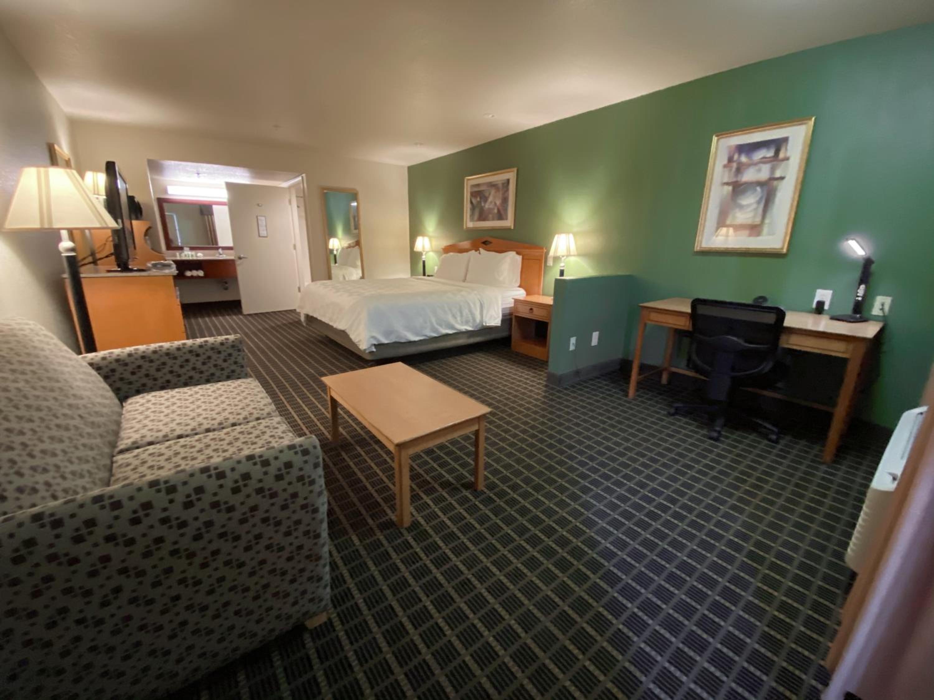 King Room with Sofa Bed - Photo 5