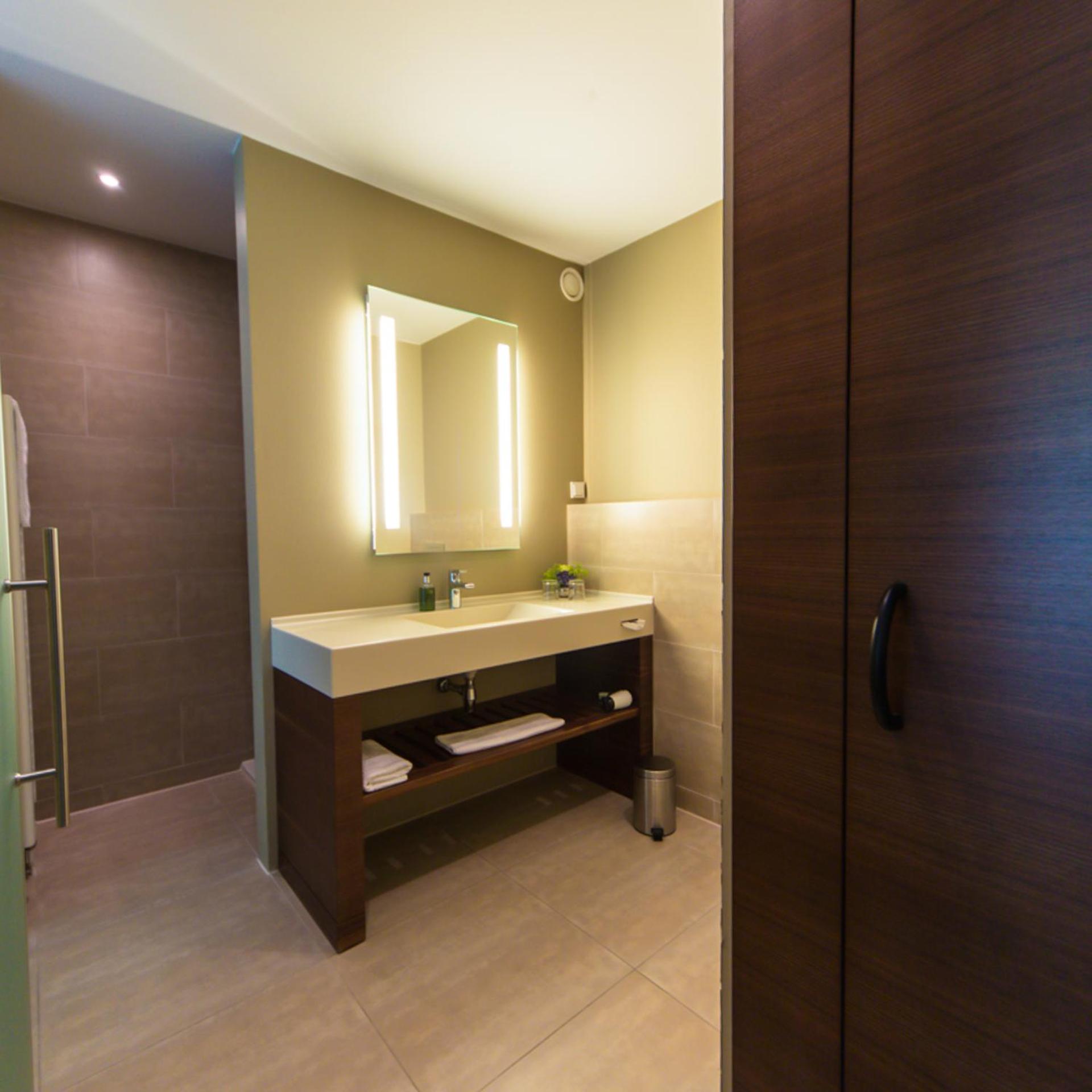Deluxe Double Room - Photo 8