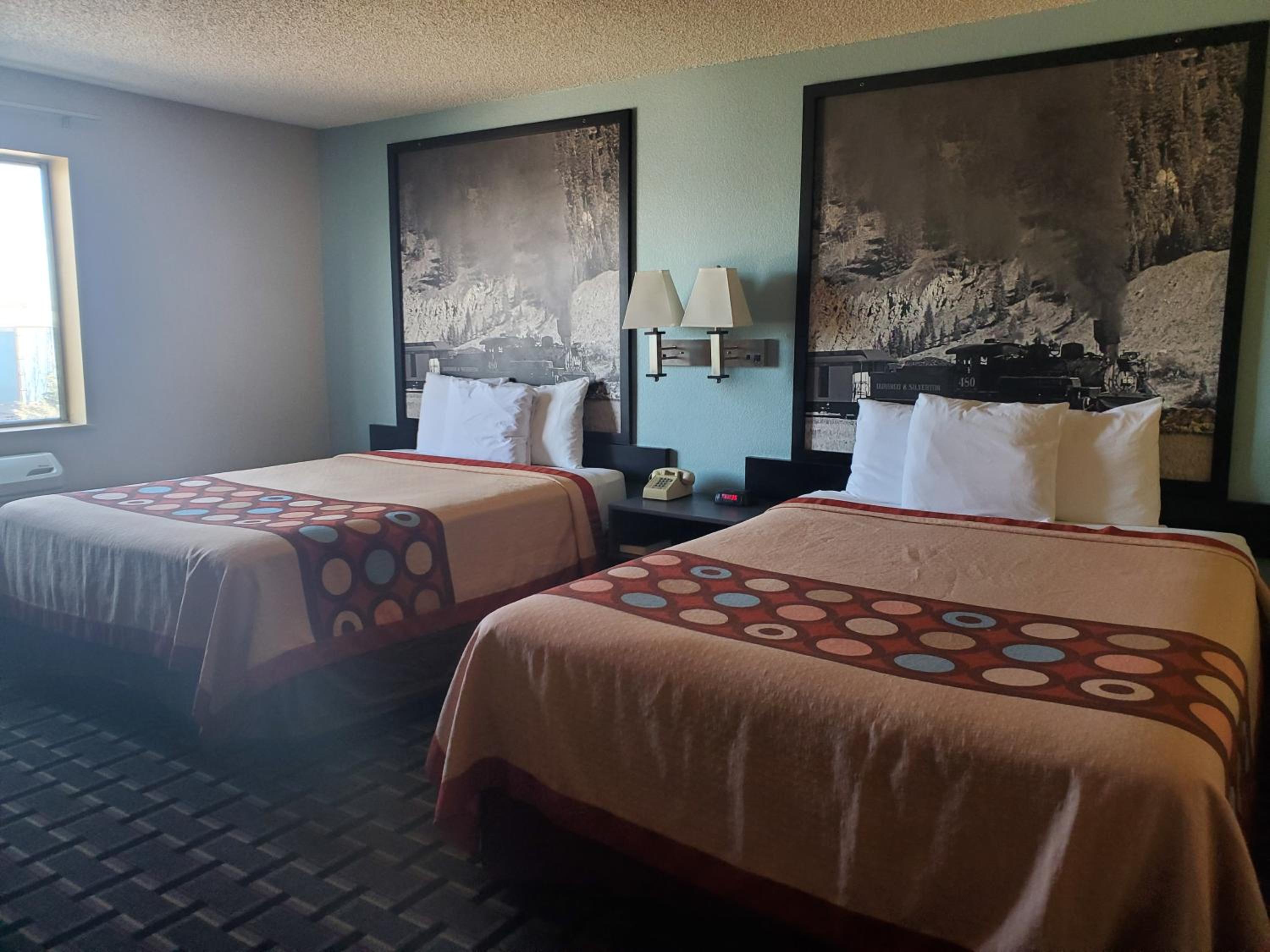Queen Room with Two Queen Beds - Non-Smoking - Photo 3