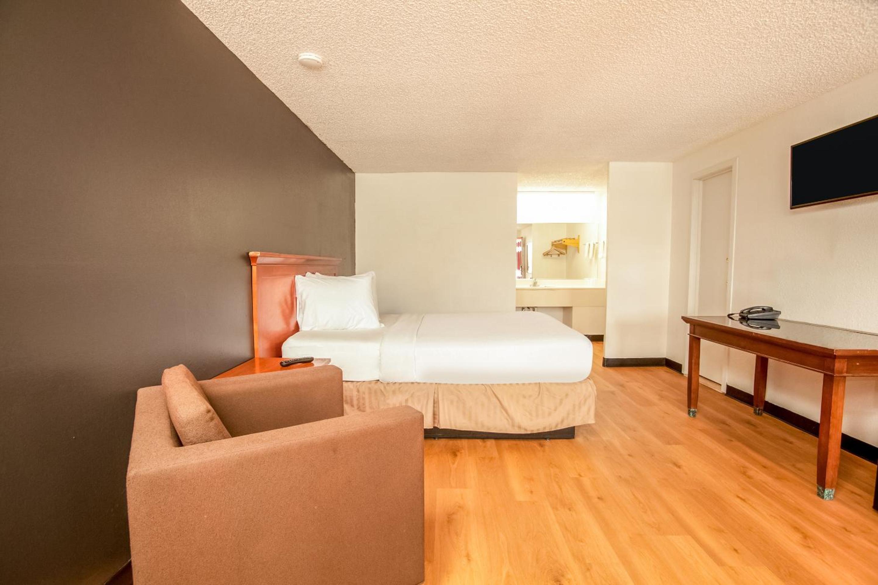Queen Room photo 1