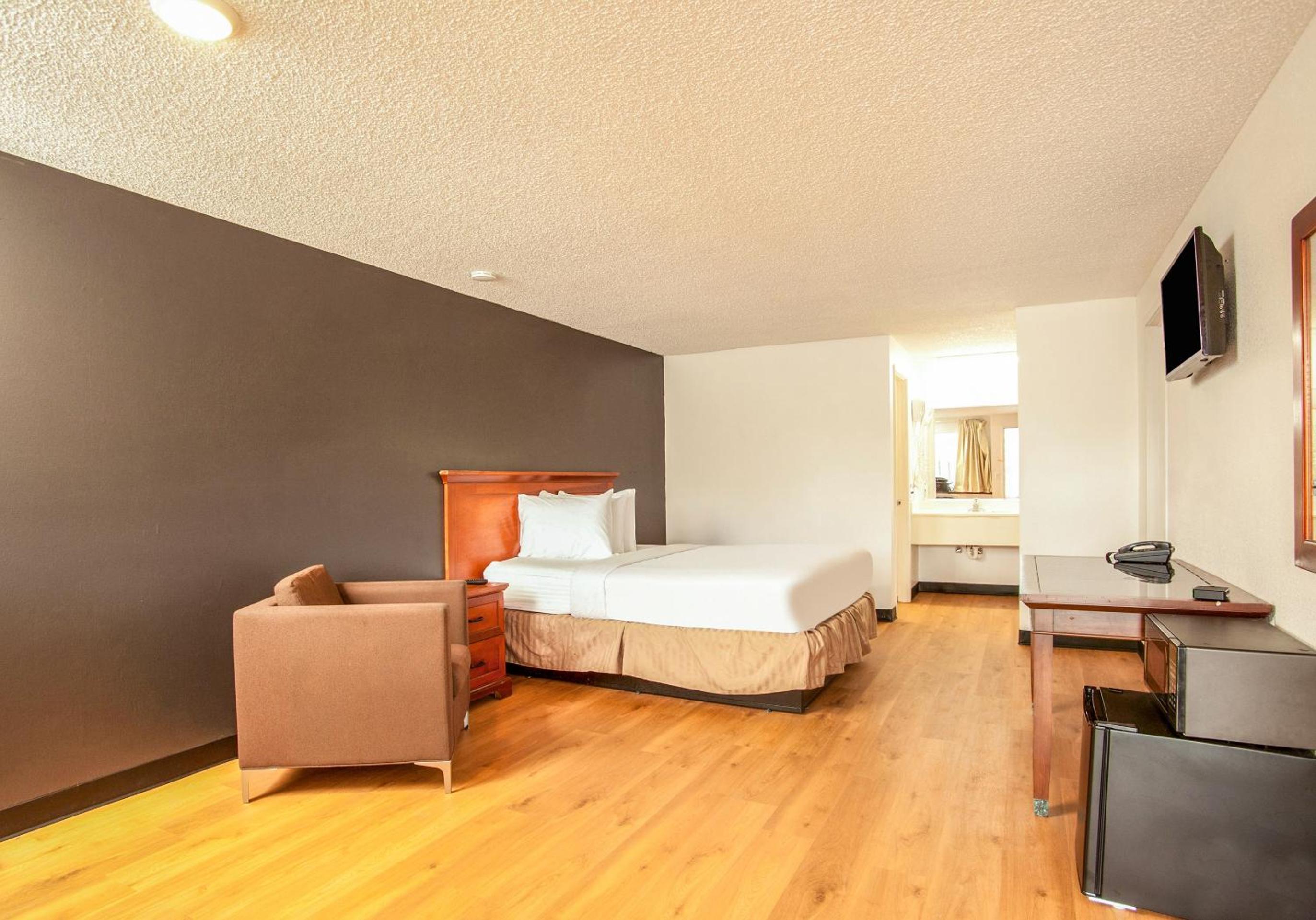 Premium Queen Bed photo 3