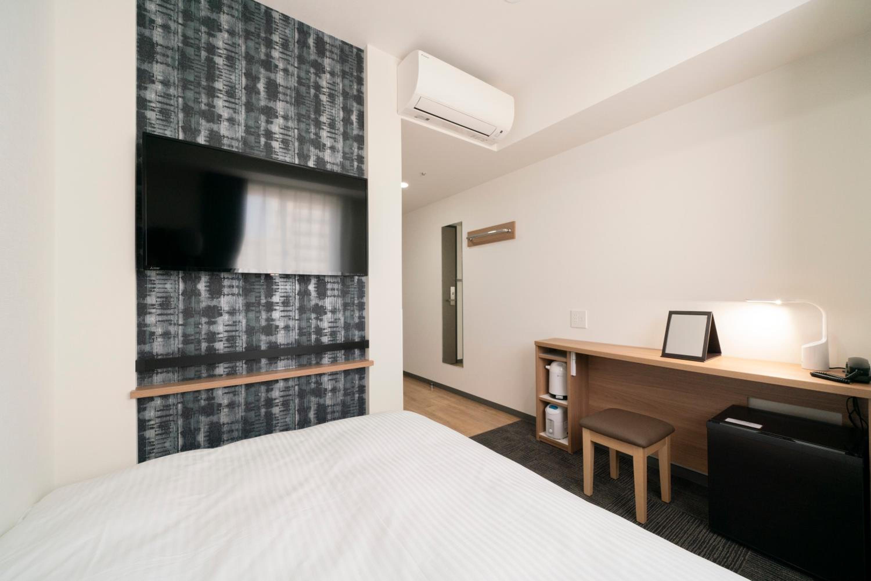 Single Room - Smoking photo 3