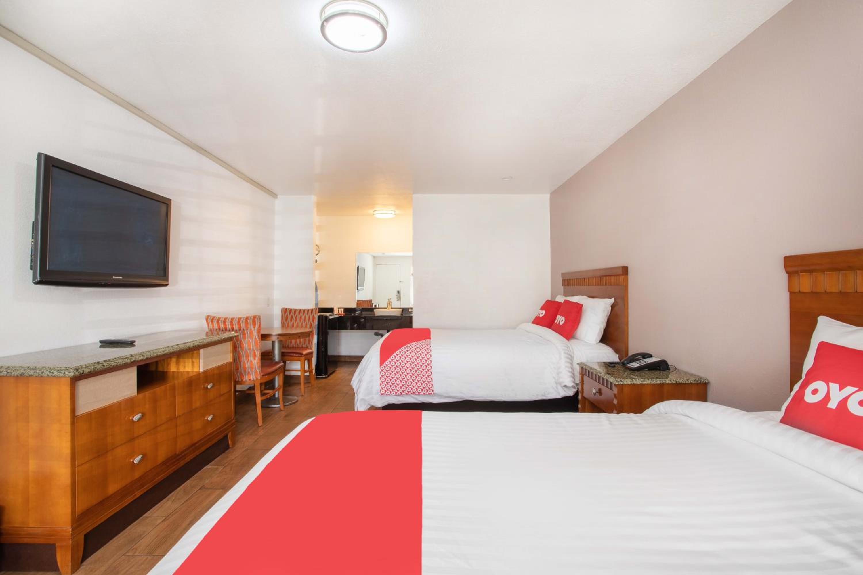 Queen Room with Two Queen Beds photo 1