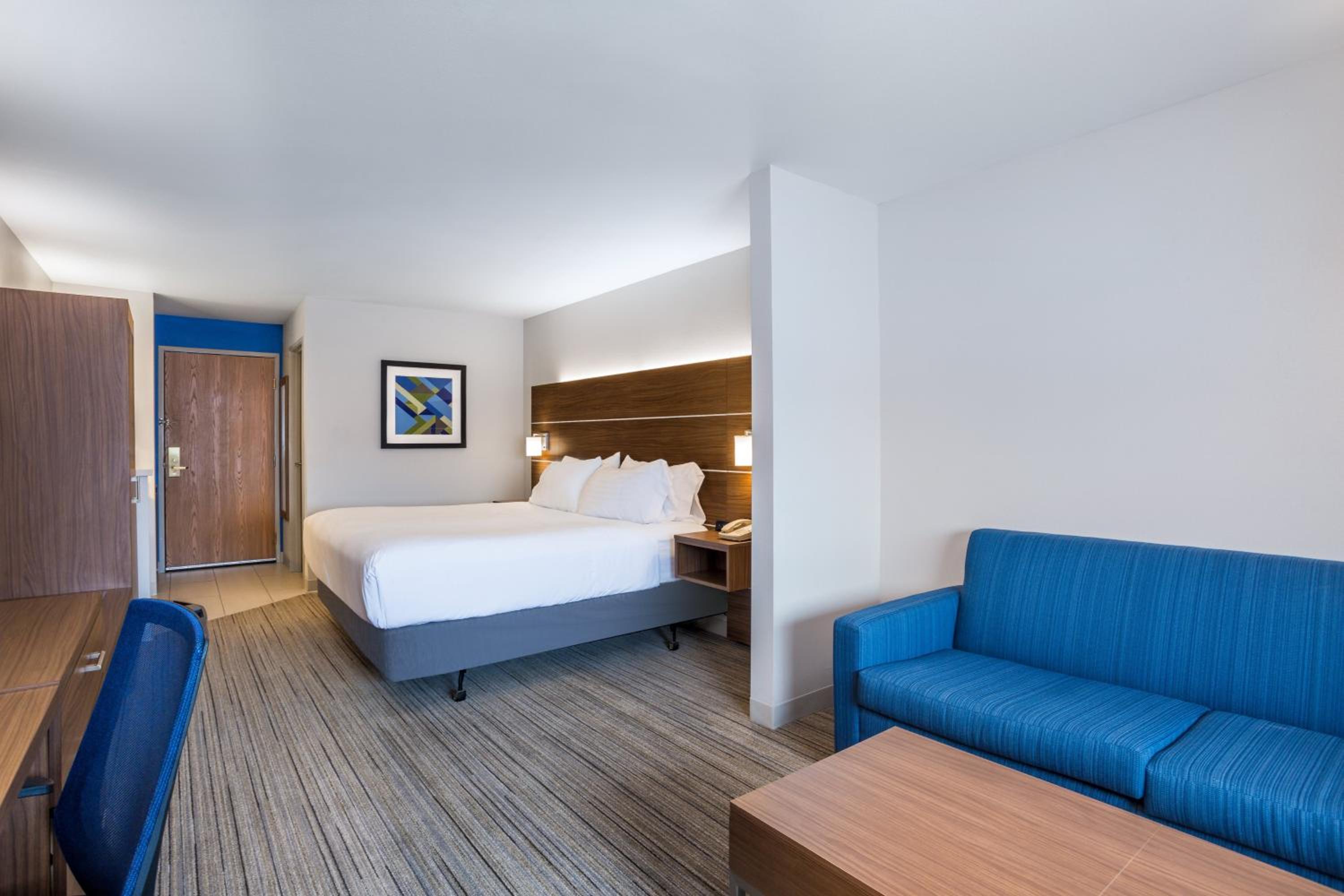 Standard King Room with Sofa Bed - Photo 4