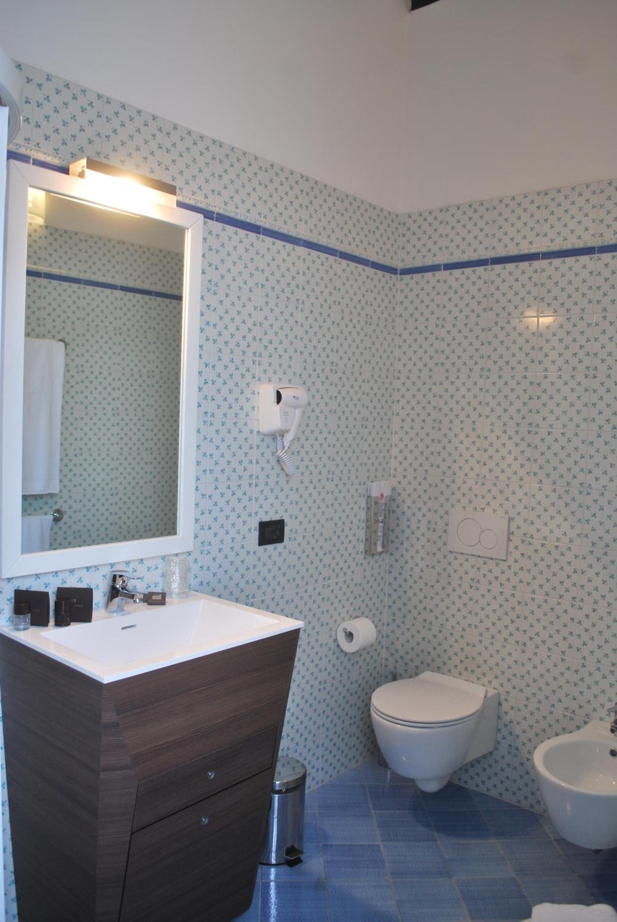 Junior Suite with Lake View - Photo 3