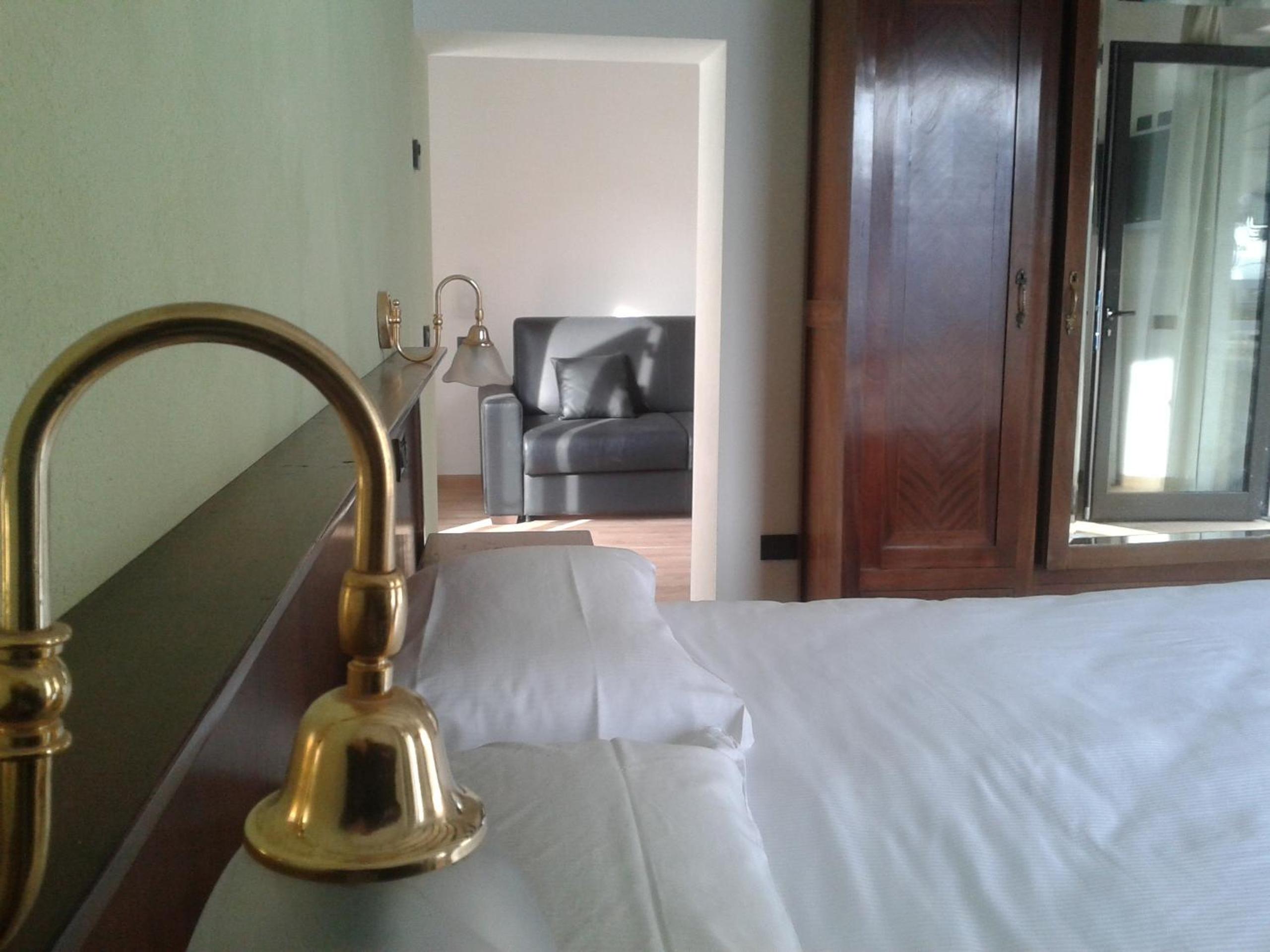 Junior Suite with Lake View - Photo 7