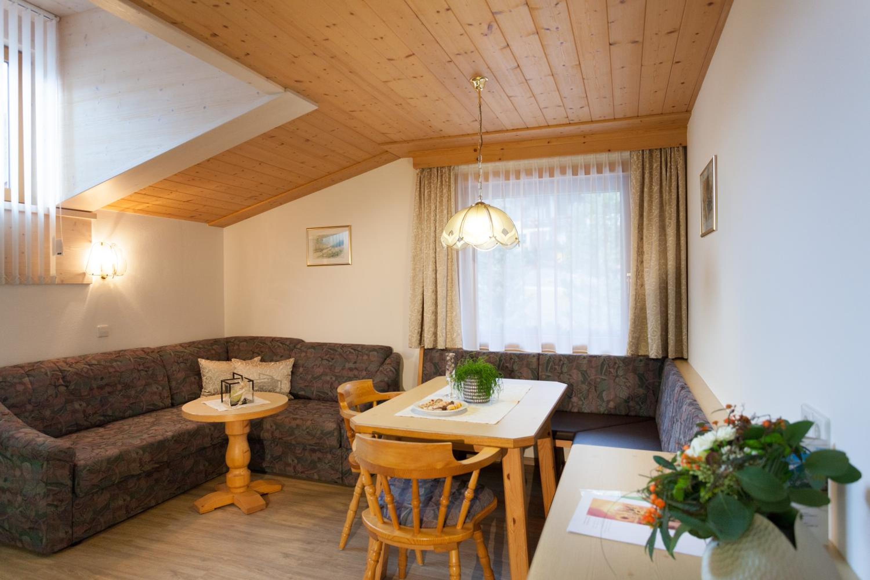 One-Bedroom Apartment with Balcony and Mountain View photo 2
