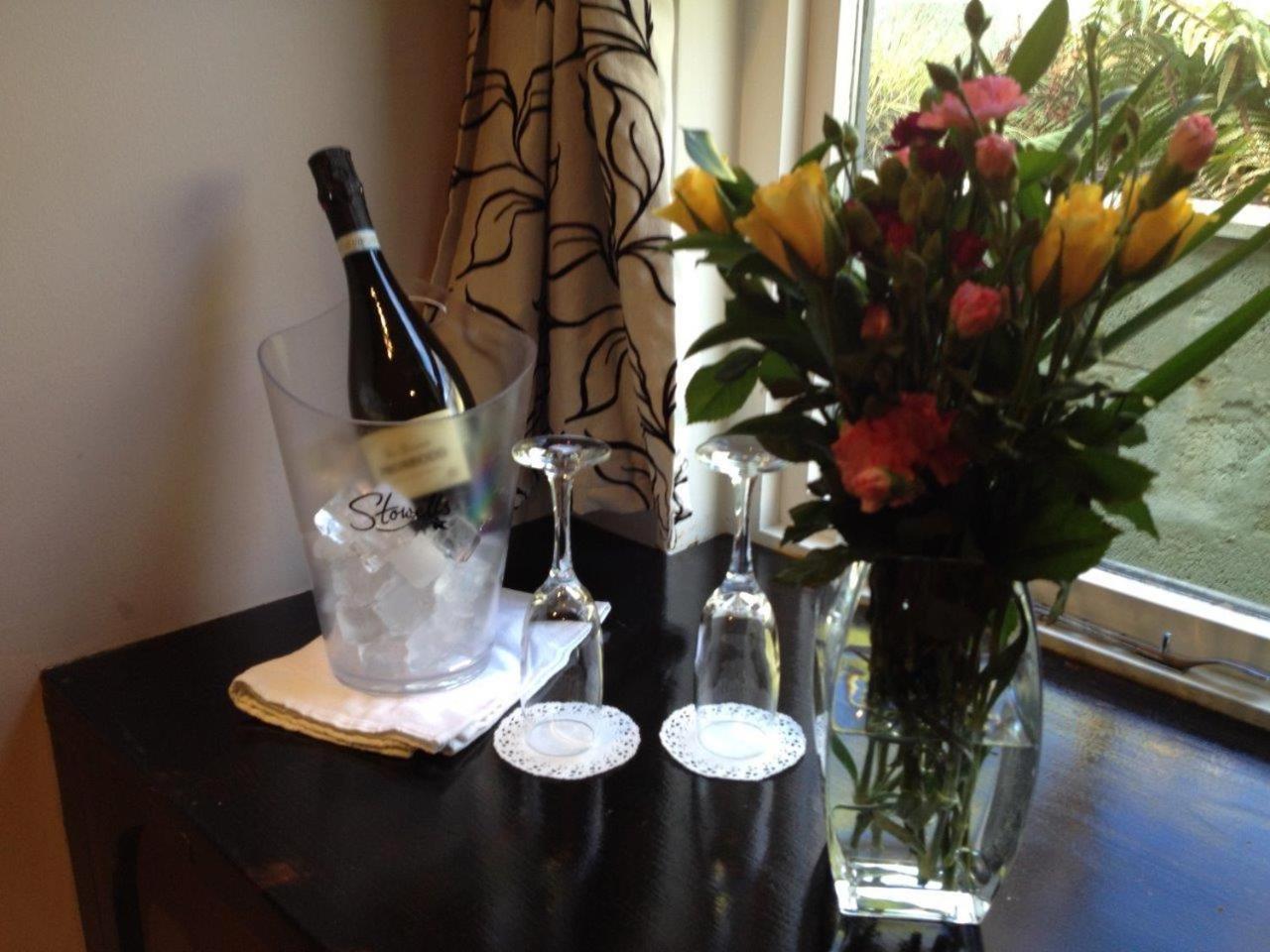 Standard King Room - Photo 7