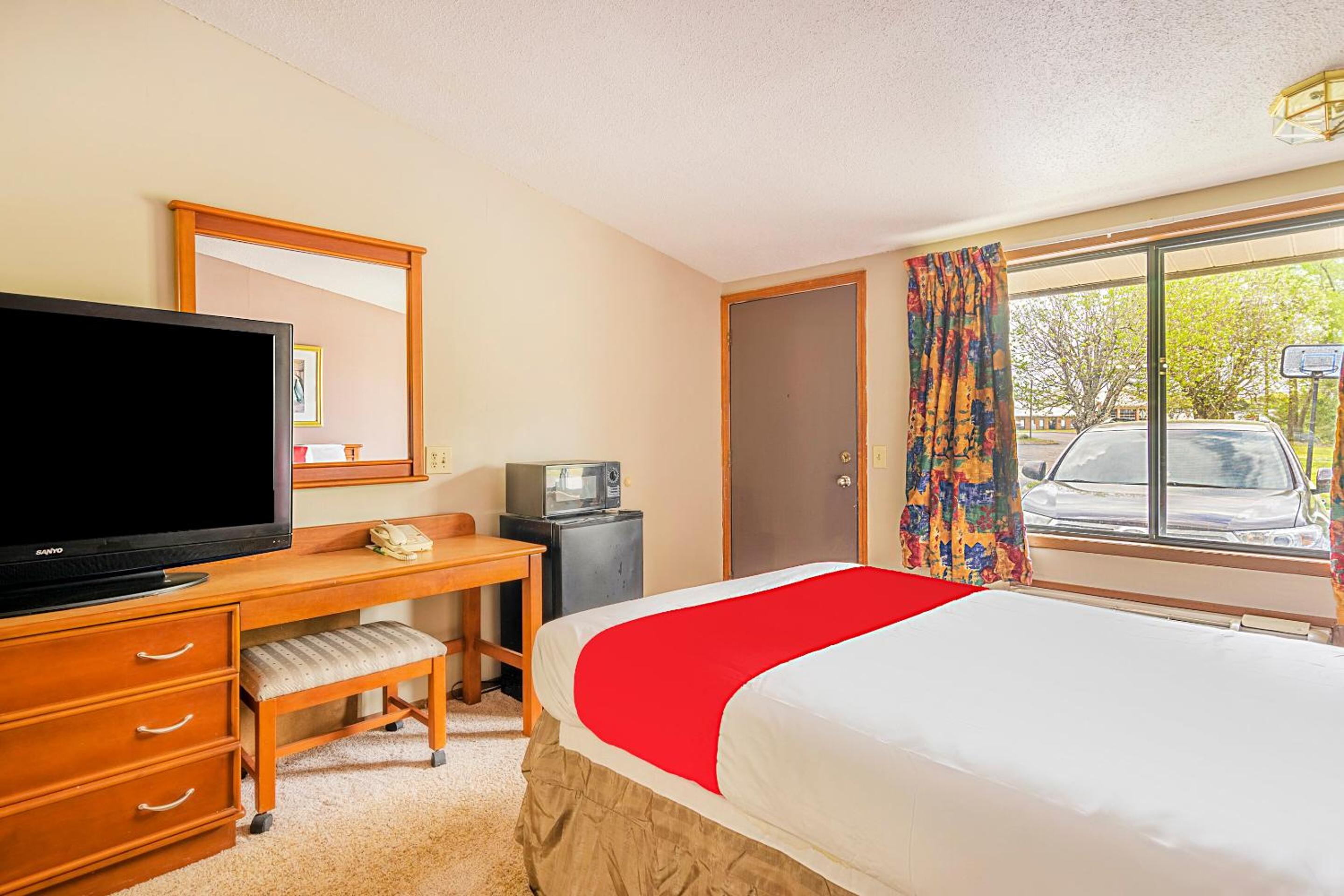 One-Bedroom Suite - Photo 2